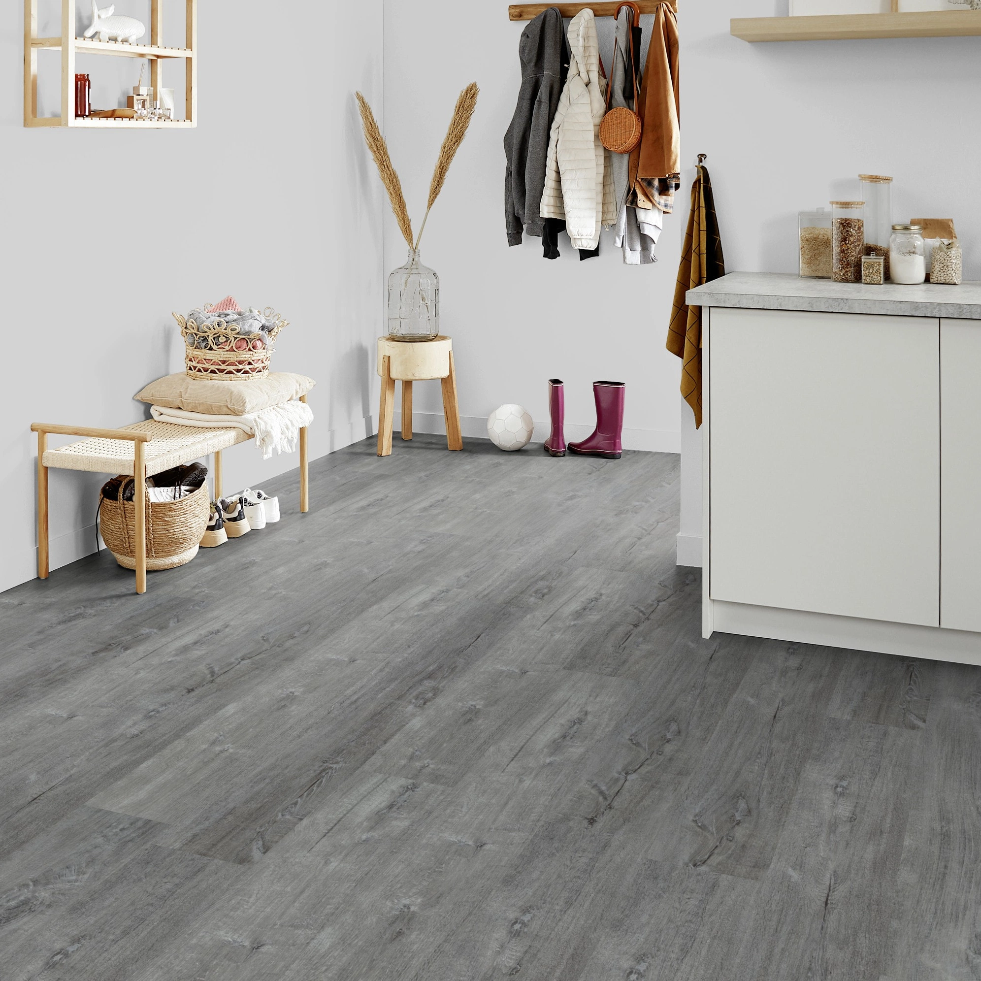 Milieubild Kompakte Küchenzeile im offenen Wohnbereich - Forbo Flooring Klebe-Vinyl Enduro Dryback Wood Anthracite Timber Milieubild Kompakte Küchenzeile im offenen Wohnbereich - Forbo Flooring 217626