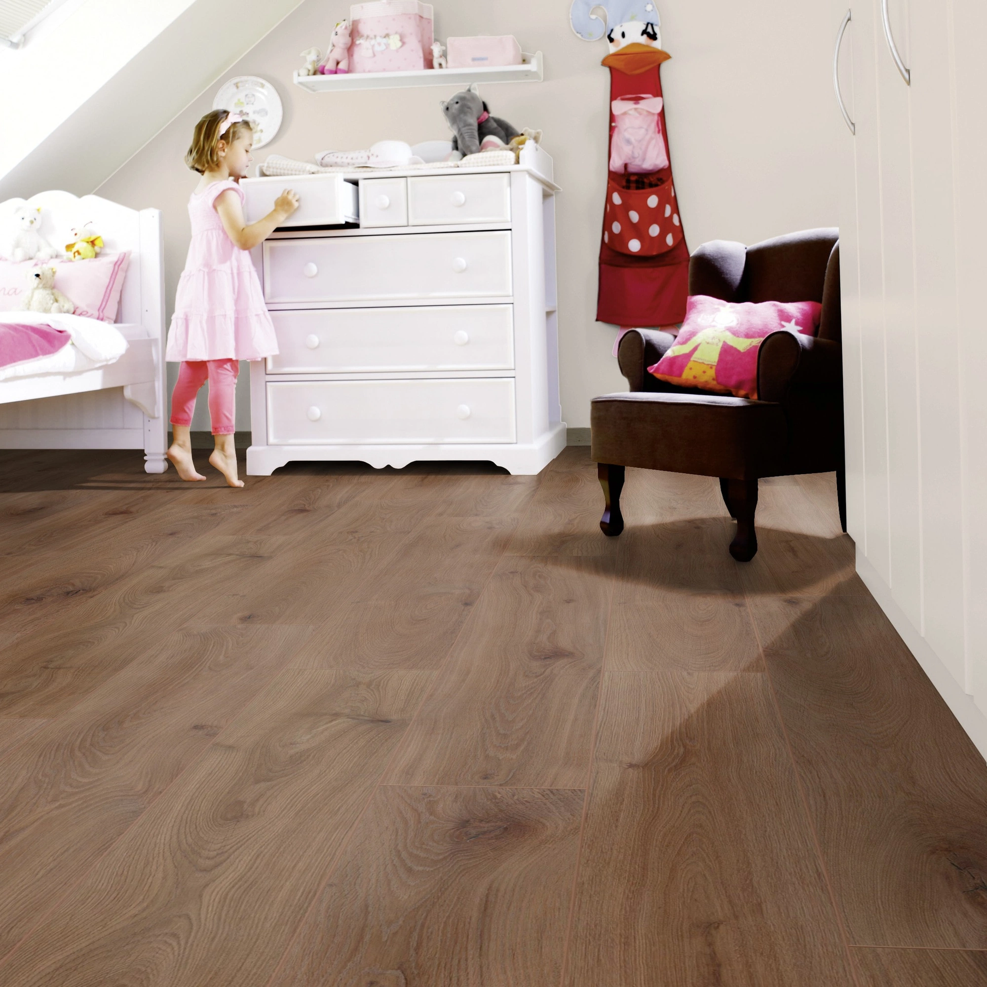 Milieubild Kinderzimmer mit weißer Kommode - wineo Klebe-Bioboden PURLINE wineo 1000 wood XL Noble Oak Chocolate Milieubild Kinderzimmer mit weißer Kommode - wineo PL312R