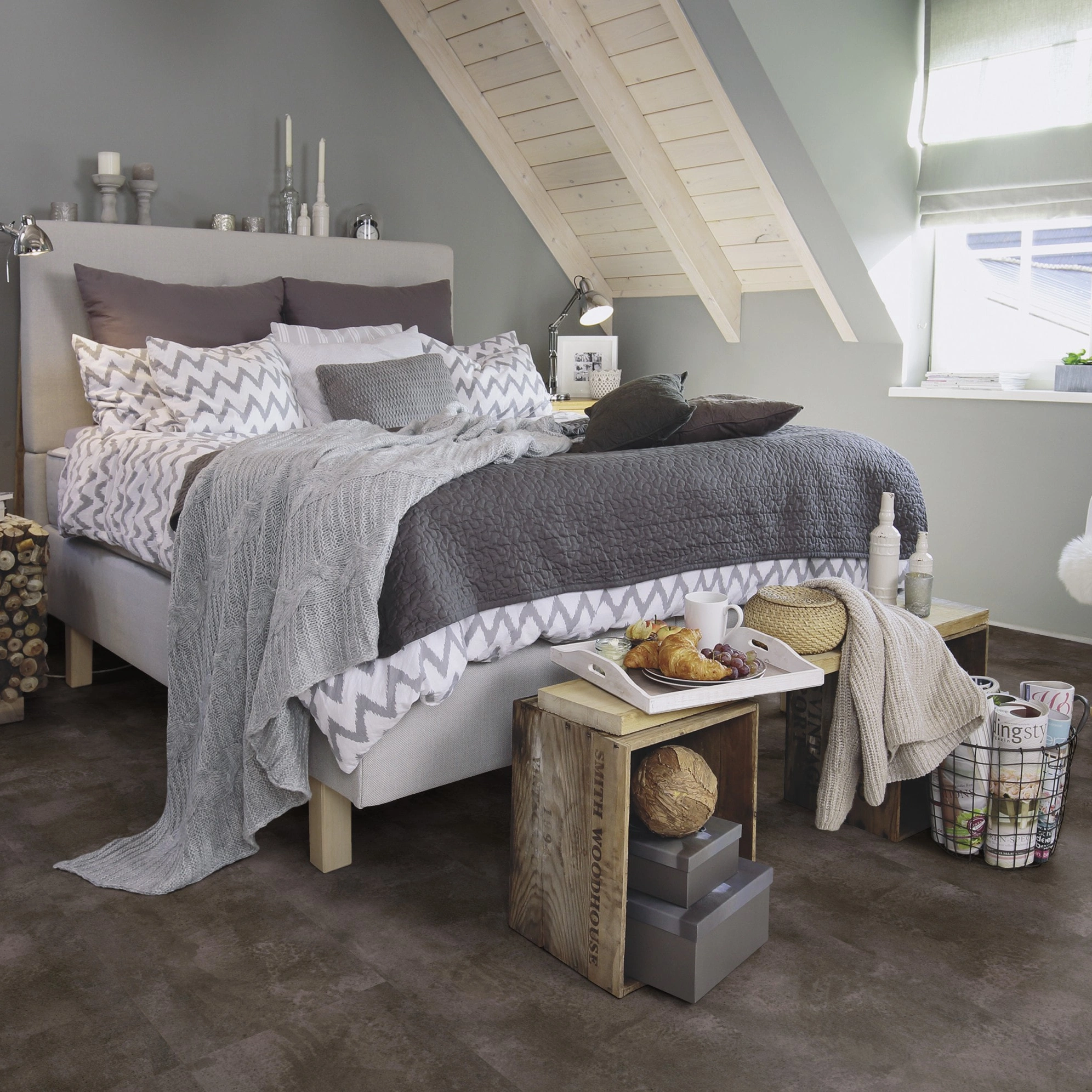 Milieubild Schlafzimmer im modernen Dachgeschoss - wineo Klick-Bioboden PURLINE wineo 1000 stone L Urban Concrete Dark Milieubild Schlafzimmer im modernen Dachgeschoss - wineo PLC320R