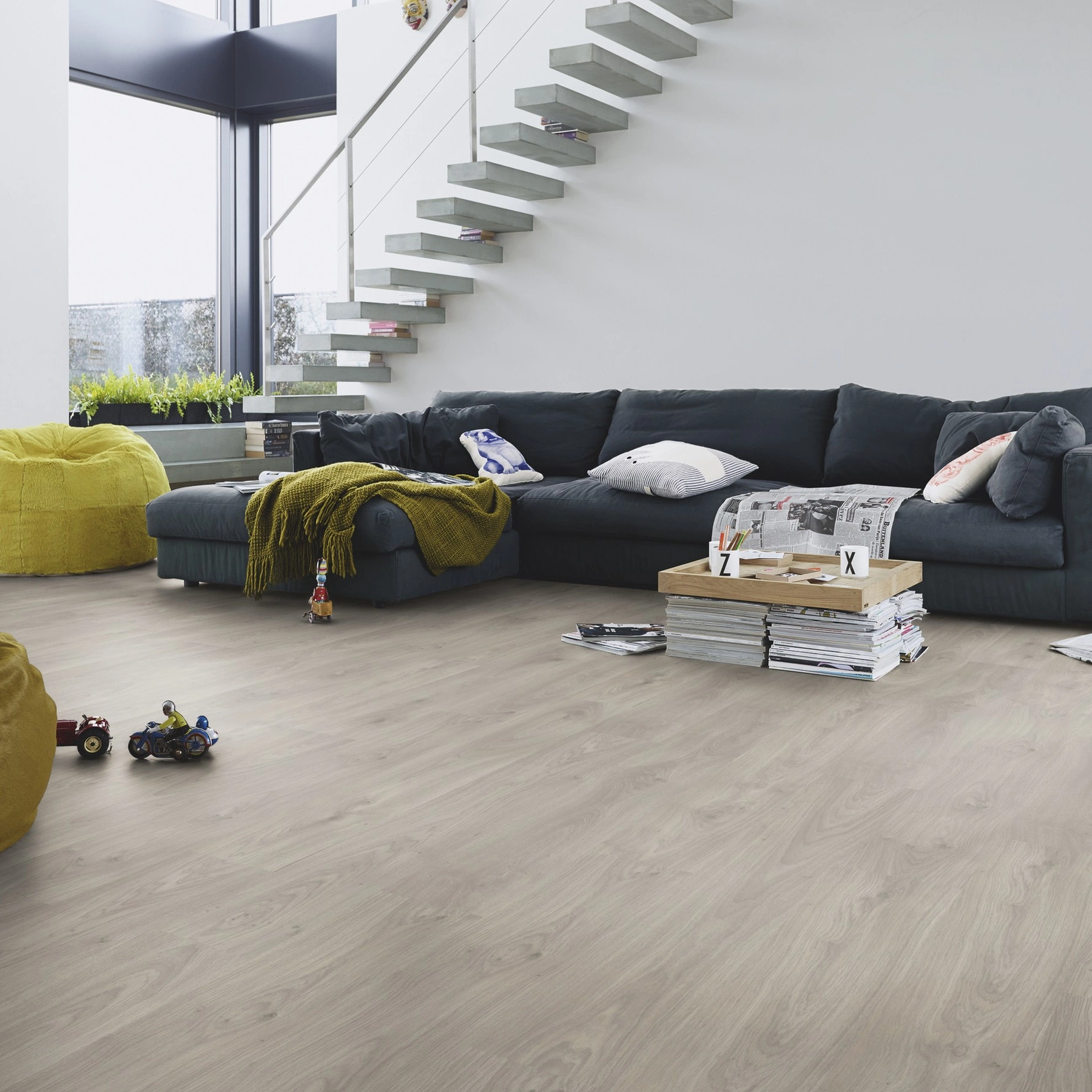Milieubild Modernes Wohnzimmer mit Kamin - MEISTER Laminat LC 150 Eiche Monclair Milieubild Modernes Wohnzimmer mit Kamin - MEISTER 600014-1288198-07148