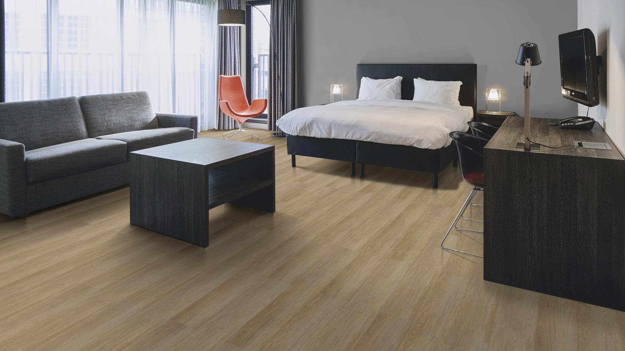 Milieubild Hotelzimmer mit Kingsize-Bett - Forbo Flooring Klick-Vinyl Enduro Click Decibel 0.55 Golden Oak Milieubild Hotelzimmer mit Kingsize-Bett - Forbo Flooring 253432