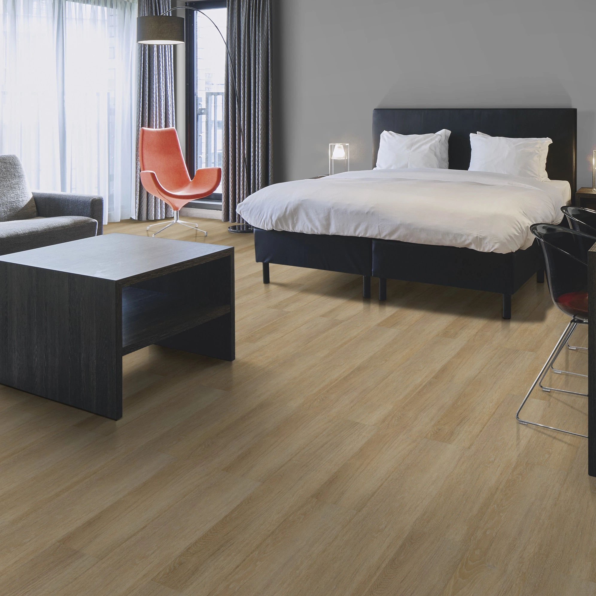 Milieubild Hotelzimmer mit Kingsize-Bett - Forbo Flooring Klick-Vinyl Enduro Click Decibel 0.55 Golden Oak Milieubild Hotelzimmer mit Kingsize-Bett - Forbo Flooring 253432
