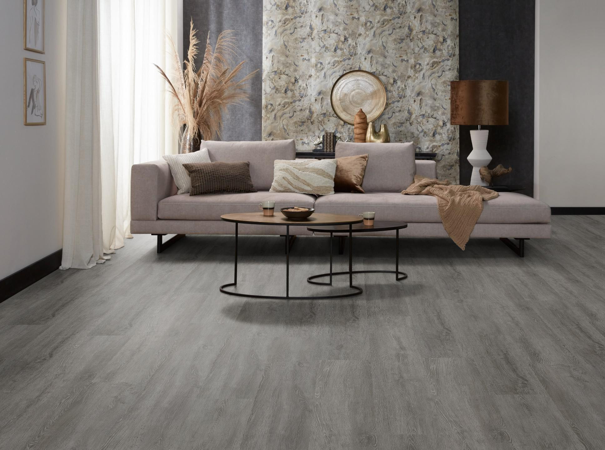 Milieubild Modernes, freundliches Wohnzimmer mit Sofa und Wandtapete - nexflor Rigid Klick-Vinyl Helios Click Collection Arcadia Oak Milieubild Modernes, freundliches Wohnzimmer mit Sofa und Wandtapete - nexflor NXF-20030-005