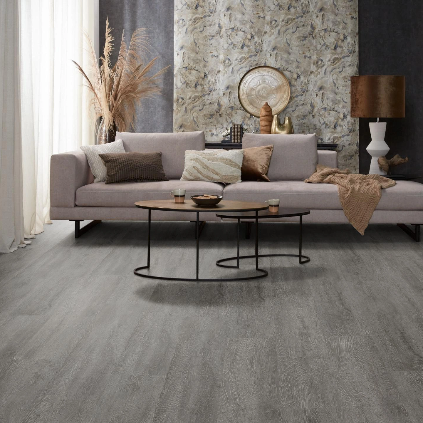Milieubild Modernes, freundliches Wohnzimmer mit Sofa und Wandtapete - nexflor Rigid Klick-Vinyl Helios Click Collection Arcadia Oak Milieubild Modernes, freundliches Wohnzimmer mit Sofa und Wandtapete - nexflor NXF-20030-005