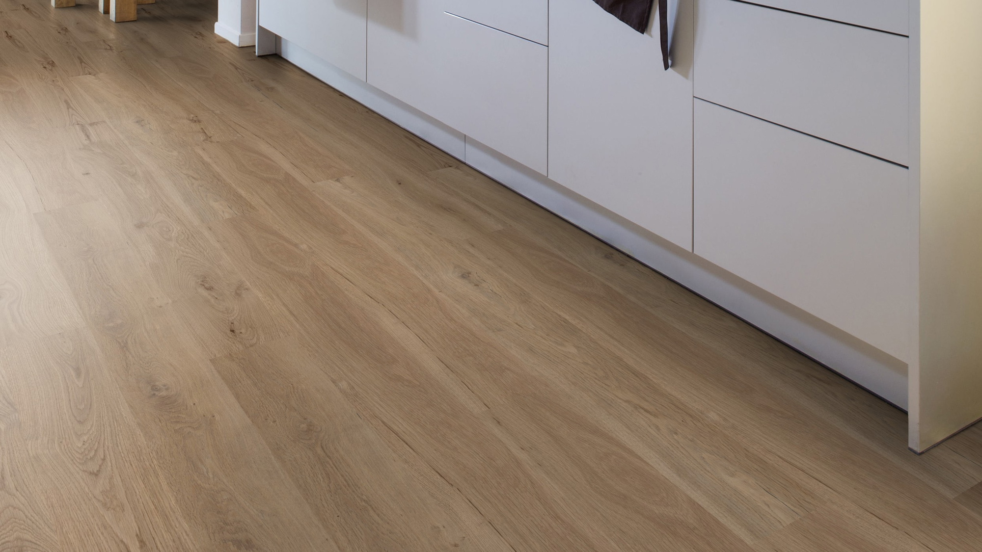 Milieubild Esszimmer mit Küchenblock - Wicanders Wise HDF Klick-Designboden wood Natural XL Dakota Oak Milieubild Esszimmer mit Küchenblock - Wicanders Wise 80003661