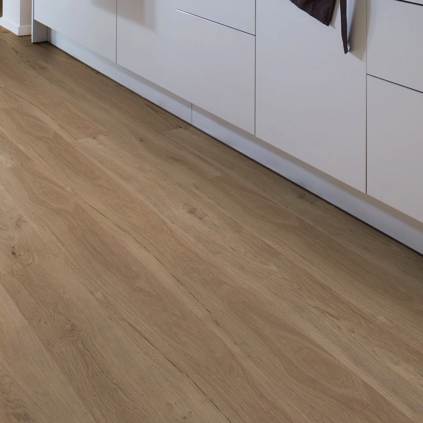 Milieubild Esszimmer mit Küchenblock - Wicanders Wise HDF Klick-Designboden wood Natural XL Dakota Oak Milieubild Esszimmer mit Küchenblock - Wicanders Wise 80003661