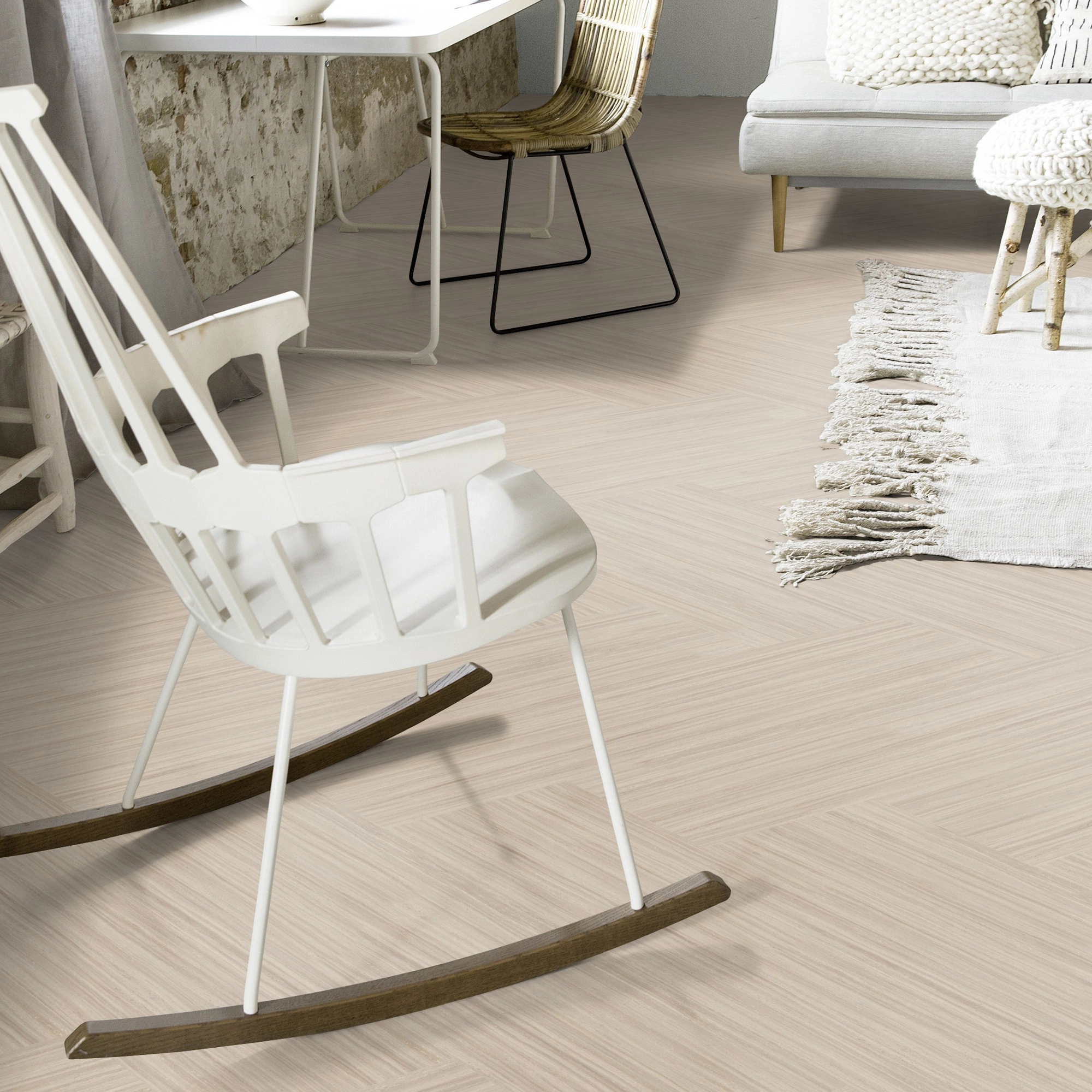 Milieubild Wohnzimmer mit Schaukelstuhl im skandinavischen Stil - Forbo Flooring Klebe-Bioboden Modular Lines Rocky Ice Milieubild Wohnzimmer mit Schaukelstuhl im skandinavischen Stil - Forbo Flooring 168299