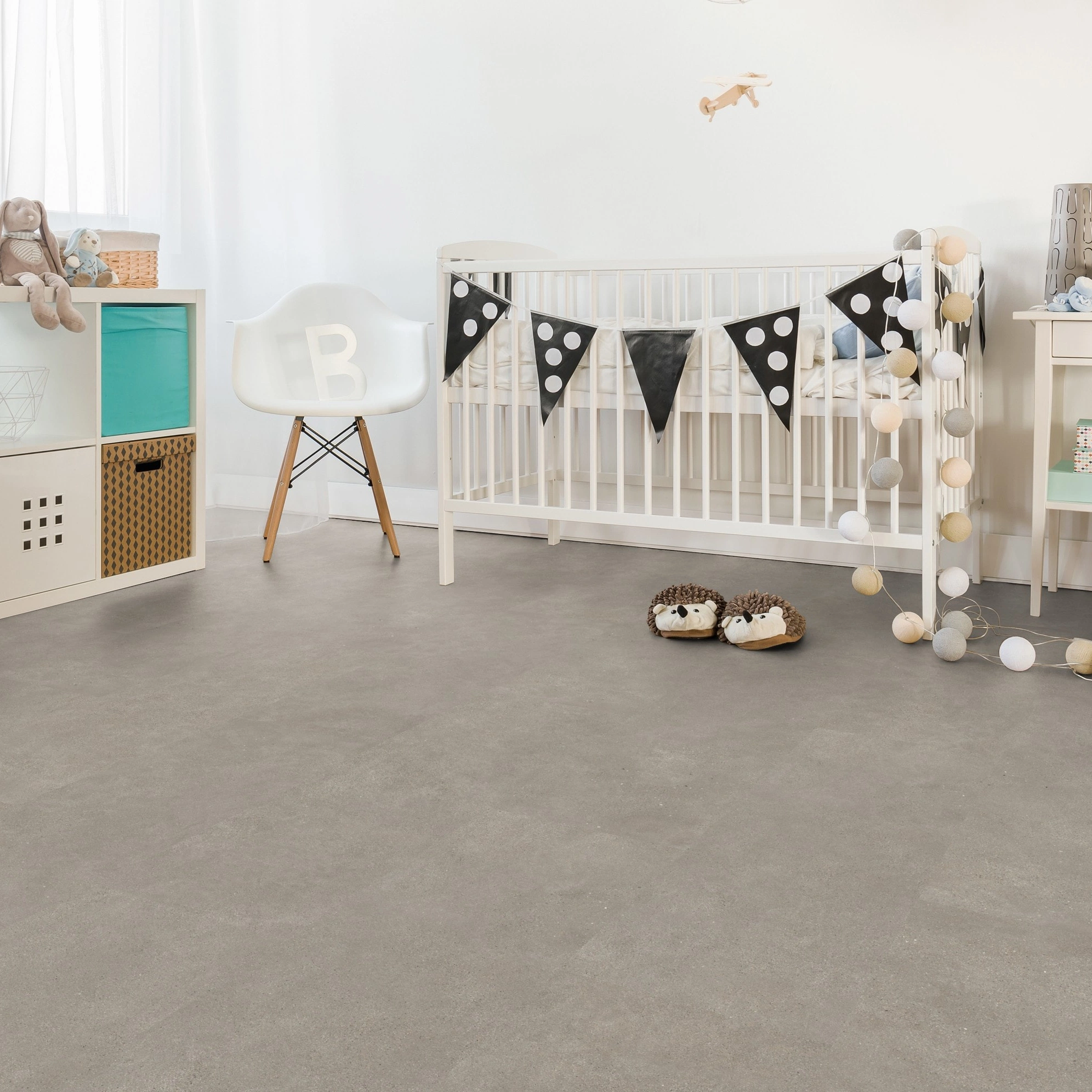 Milieubild Kinderzimmer mit weißer Krippe - Wicanders Wise HDF Klick-Designboden stone Natural Microcement Milieubild Kinderzimmer mit weißer Krippe - Wicanders Wise 80003907