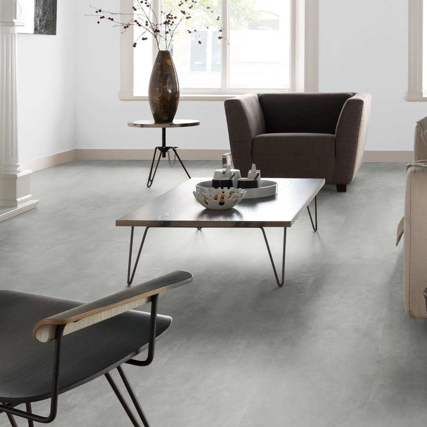 Milieubild Altbau-Wohnzimmer mit Kamin - Forbo Flooring Klebe-Vinyl Enduro Dryback Material Light Concrete Milieubild Altbau-Wohnzimmer mit Kamin - Forbo Flooring 217637