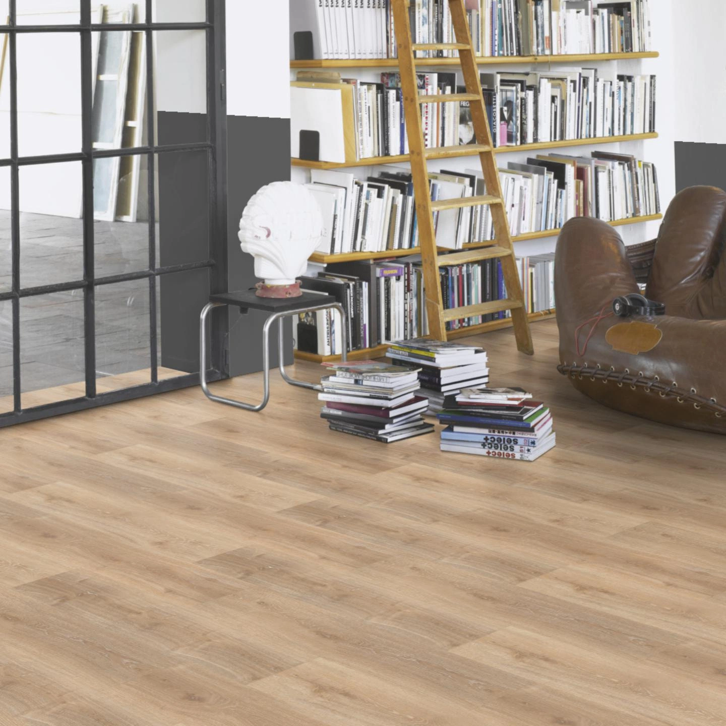 Milieubild Modernes Wohnzimmer mit Atelier - Parador Klebe-Vinyl Classic 2025 Eiche Royal hell gekälkt Milieubild Modernes Wohnzimmer mit Atelier - Parador 1748870