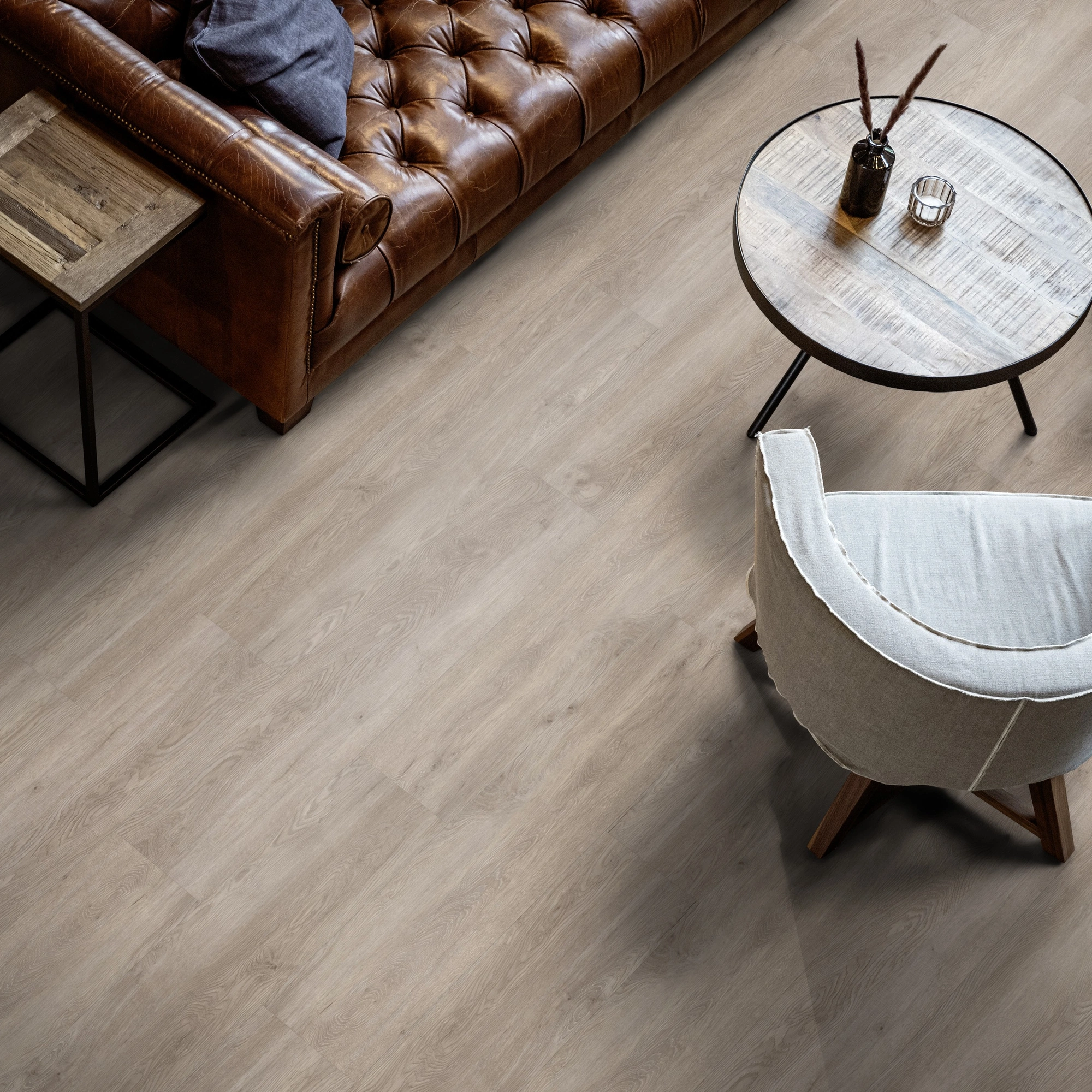 Milieubild Wohnzimmer mit Ledersofa - Blick von oben - ter Hürne Klebe-Vinyl Pro Classic Choice Eiche Oslo Milieubild Wohnzimmer mit Ledersofa - Blick von oben - ter Hürne 1101210602
