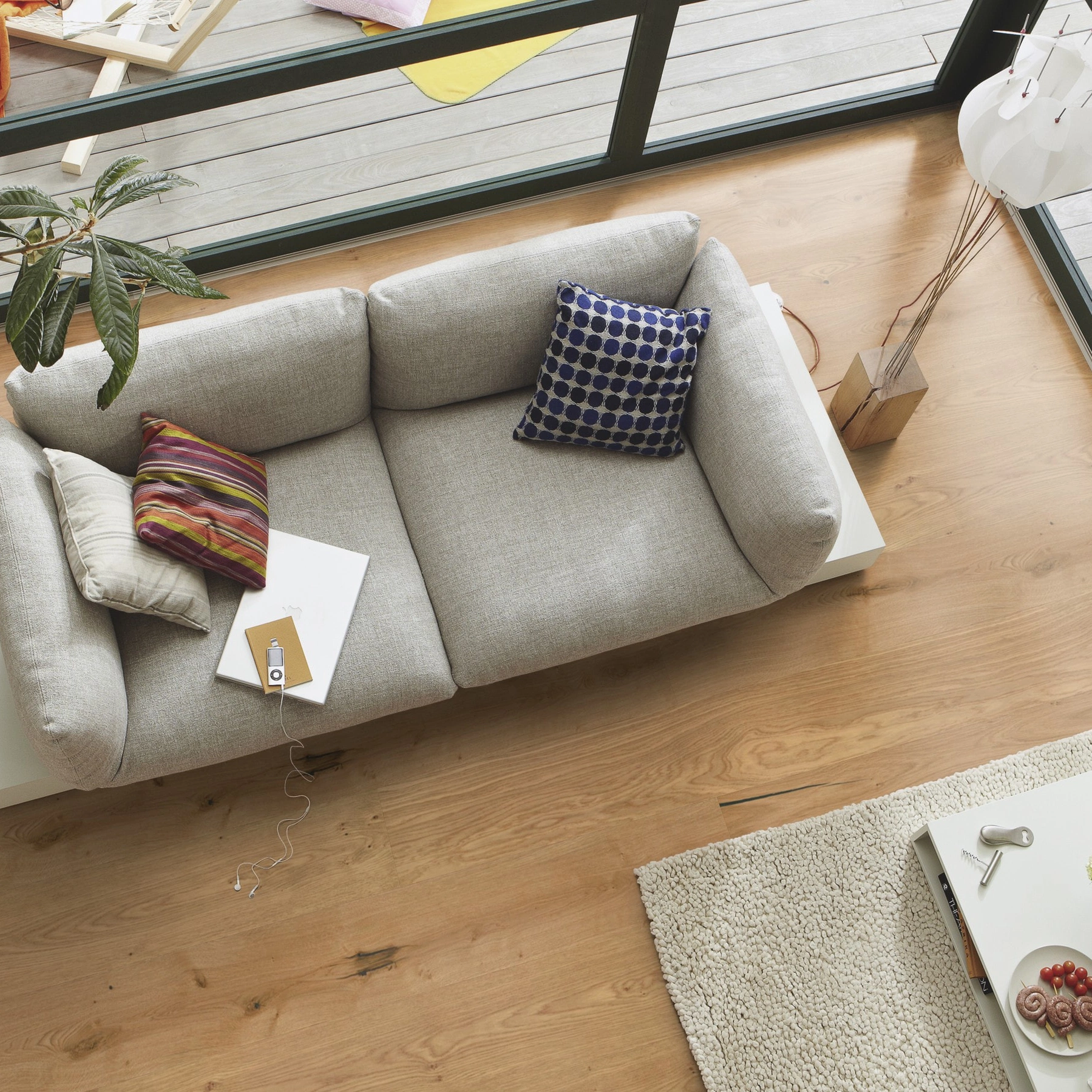 Milieubild Wohnzimmer im Wintergarten - Blick von oben - MEISTER Furnierboden HD 100 Natureflex Eiche authentic Milieubild Wohnzimmer im Wintergarten - Blick von oben - MEISTER 500139-2200210-20017
