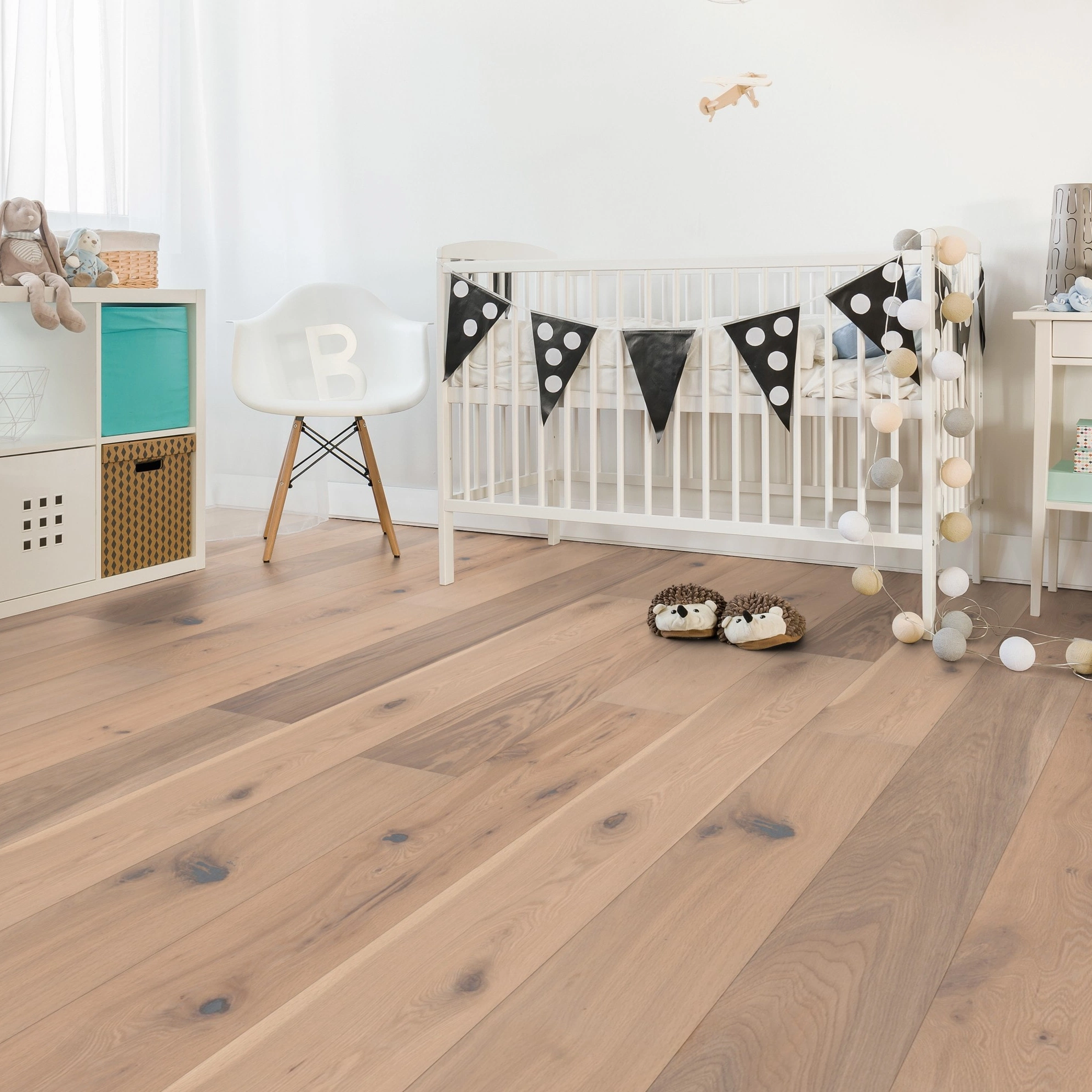 Milieubild Kinderzimmer mit weißer Krippe - Wicanders Wise Parkett Manor House Lumley Milieubild Kinderzimmer mit weißer Krippe - Wicanders Wise 82000105