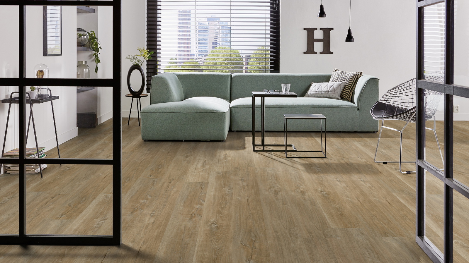 Milieubild Modernes Wohnzimmer mit mintgrünem Sofa - Forbo Flooring 217628