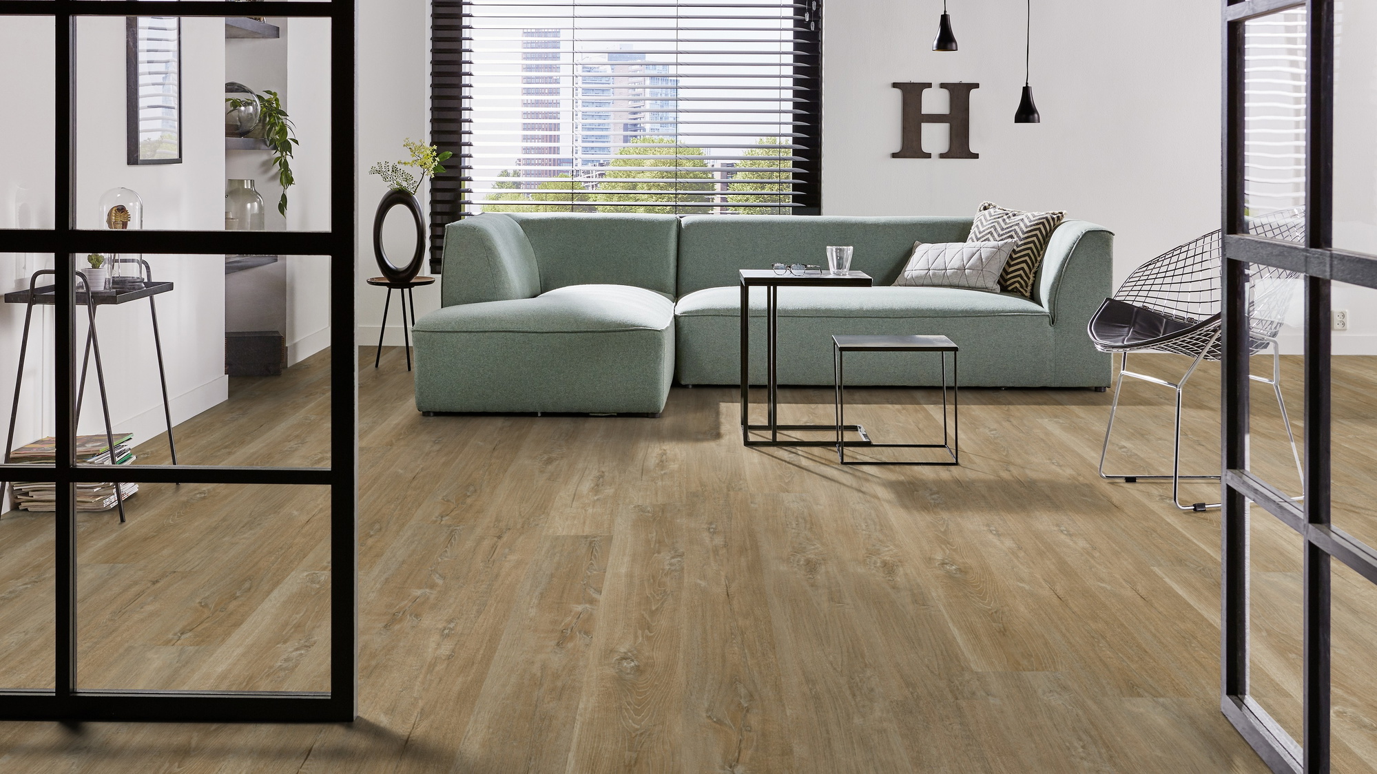 Milieubild Modernes Wohnzimmer mit mintgrünem Sofa - Forbo Flooring Klebe-Vinyl Enduro Dryback Wood Natural Timber Milieubild Modernes Wohnzimmer mit mintgrünem Sofa - Forbo Flooring 217628