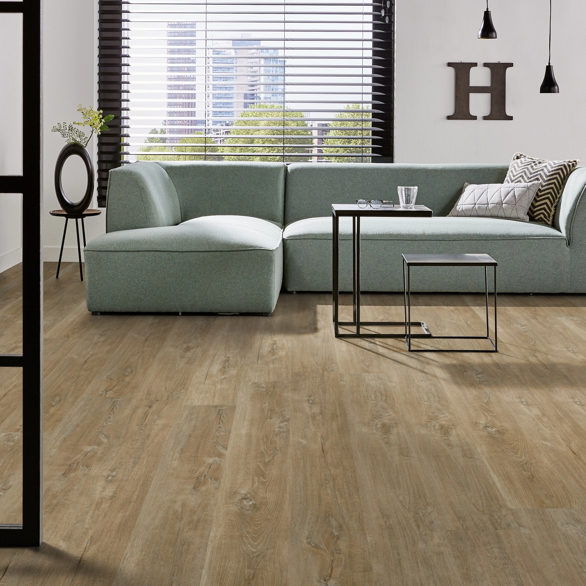 Milieubild Modernes Wohnzimmer mit mintgrünem Sofa - Forbo Flooring Klebe-Vinyl Enduro Dryback Wood Natural Timber Milieubild Modernes Wohnzimmer mit mintgrünem Sofa - Forbo Flooring 217628