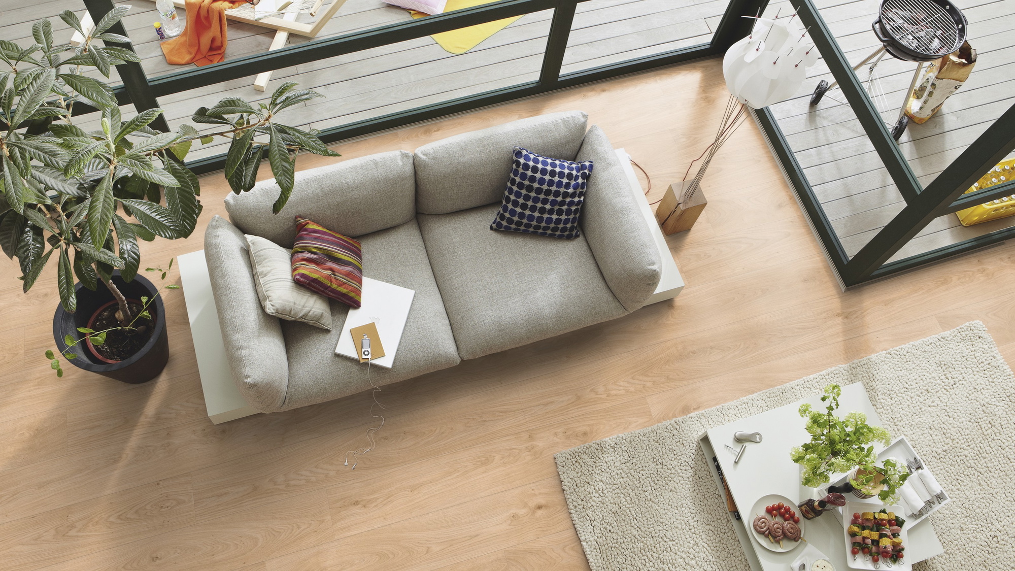 Milieubild Wohnzimmer im Wintergarten - Blick von oben - Meister Laminat LD 150 Eiche relax pure Milieubild Wohnzimmer im Wintergarten - Blick von oben - Meister 600017-1288198-07113