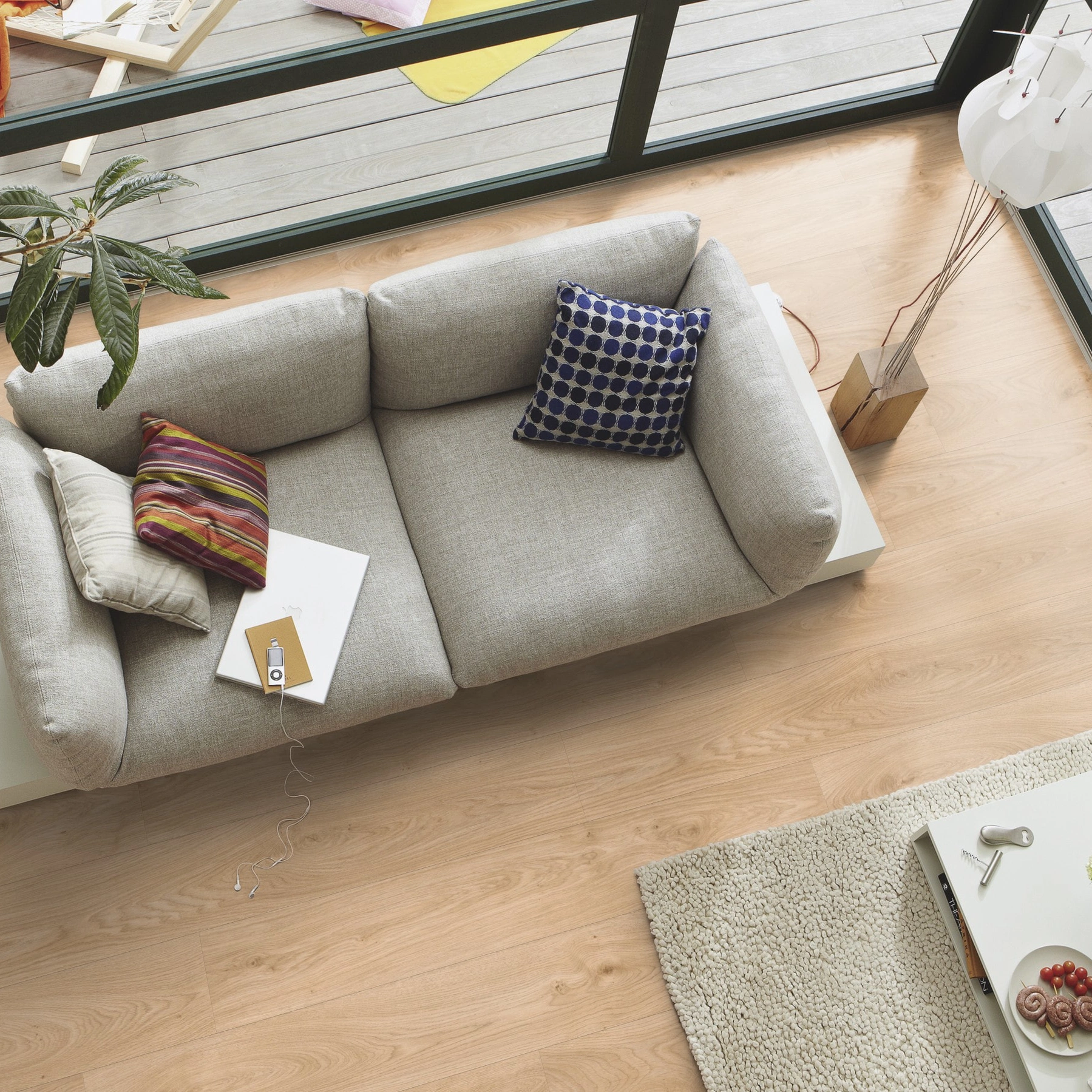 Milieubild Wohnzimmer im Wintergarten - Blick von oben - Meister Laminat LD 150 Eiche relax pure Milieubild Wohnzimmer im Wintergarten - Blick von oben - Meister 600017-1288198-07113