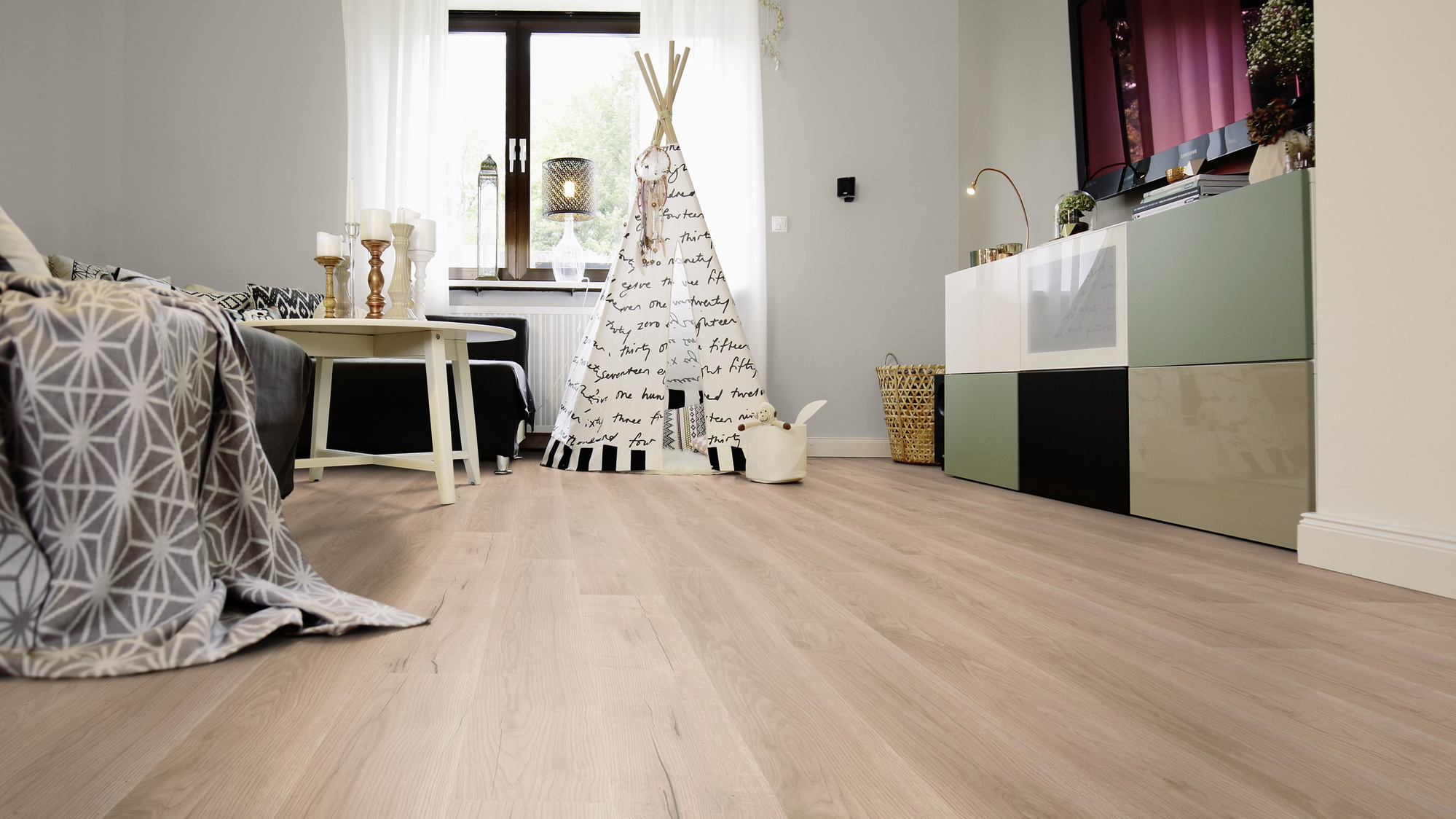 Milieubild Wohnzimmer mit Sideboard und Fernseher - wineo Klebe-Bioboden PURLINE wineo 1000 wood L Comfort Oak Sand Milieubild Wohnzimmer mit Sideboard und Fernseher - wineo PL298R