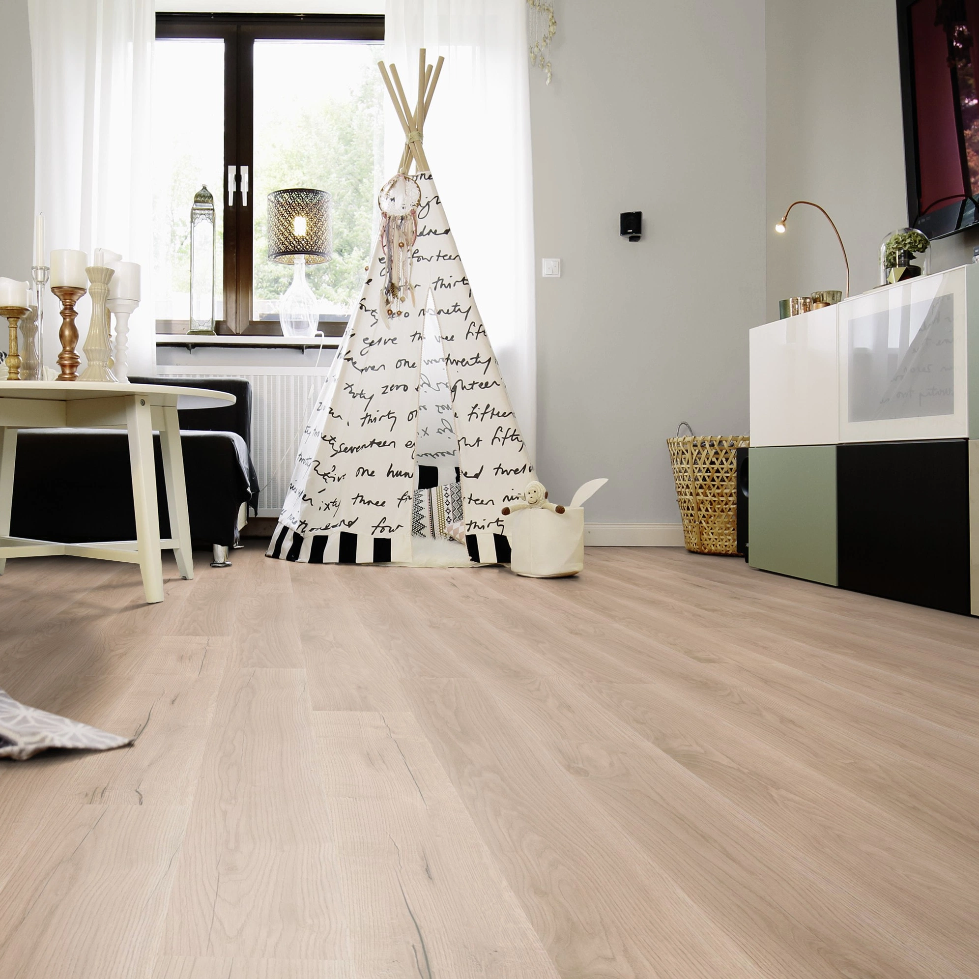 Milieubild Wohnzimmer mit Sideboard und Fernseher - wineo Klebe-Bioboden PURLINE wineo 1000 wood L Comfort Oak Sand Milieubild Wohnzimmer mit Sideboard und Fernseher - wineo PL298R
