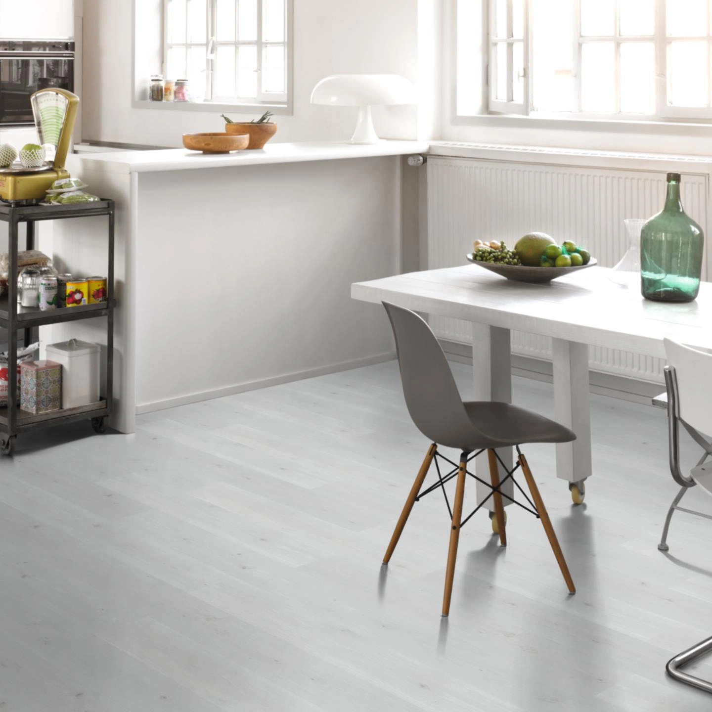 Milieubild Küche mit Essbereich - Parador Laminat Basic 400 Eiche Natural Mix kristallweiß Milieubild Küche mit Essbereich - Parador 1748180