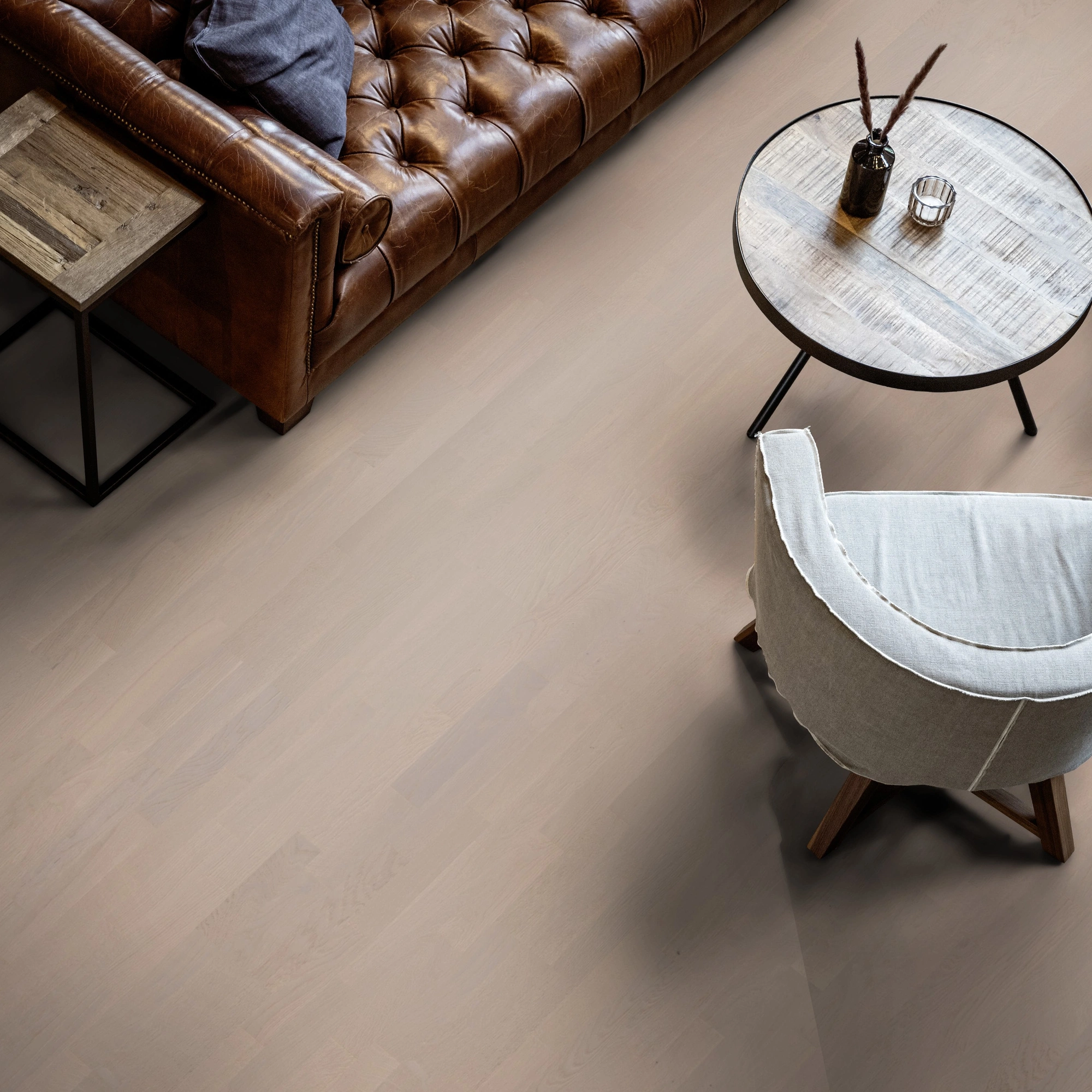 Milieubild Wohnzimmer mit Ledersofa - Blick von oben - ter Hürne Parkett Tailored Collection Eiche Fendant Milieubild Wohnzimmer mit Ledersofa - Blick von oben - ter Hürne 1101312490