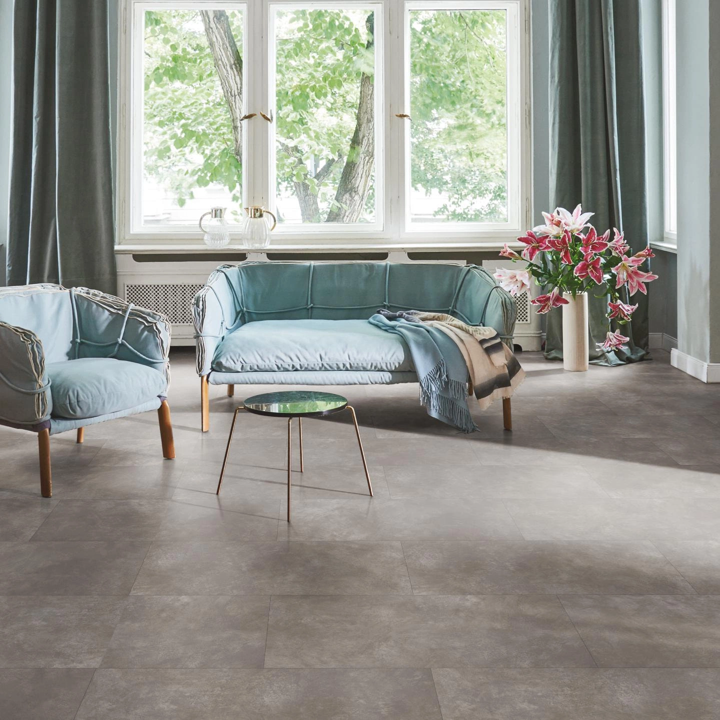 Milieubild Wohnzimmer in Stadtwohnung - Parador HDF Klick-Designboden Modular ONE Beton dunkelgrau Milieubild Wohnzimmer in Stadtwohnung - Parador 1743541