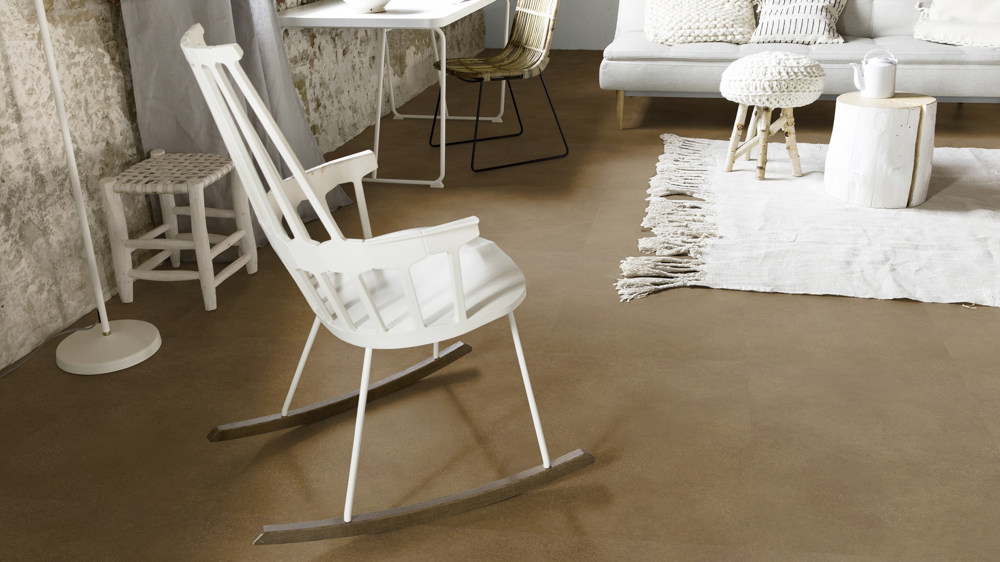 Milieubild Wohnzimmer mit Schaukelstuhl im skandinavischen Stil - Forbo Flooring Klebe-Vinyl Allura Dryback 0.55 Material Rust Speckled Ceramic Milieubild Wohnzimmer mit Schaukelstuhl im skandinavischen Stil - Forbo Flooring 243665