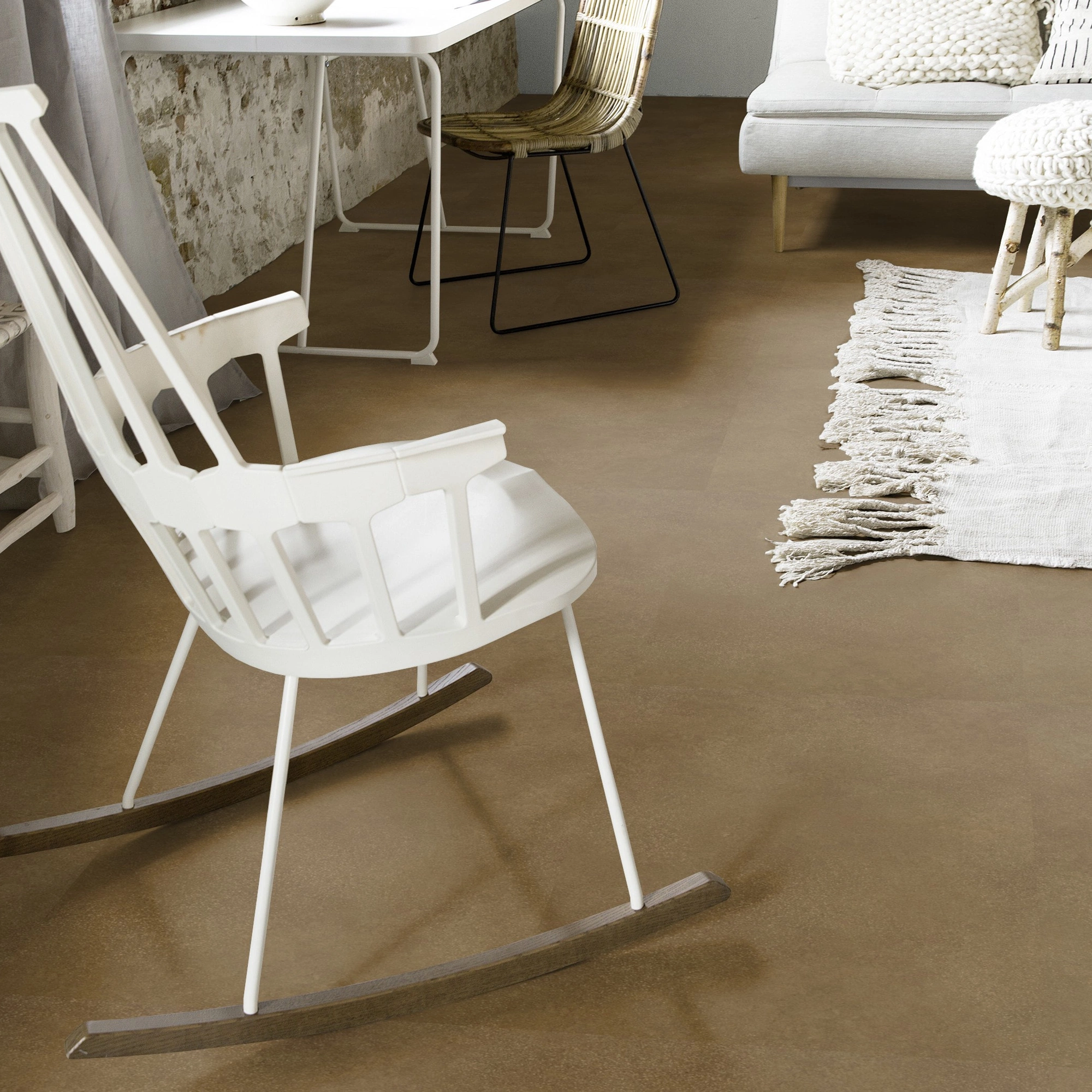 Milieubild Wohnzimmer mit Schaukelstuhl im skandinavischen Stil - Forbo Flooring Klebe-Vinyl Allura Dryback 0.55 Material Rust Speckled Ceramic Milieubild Wohnzimmer mit Schaukelstuhl im skandinavischen Stil - Forbo Flooring 243665