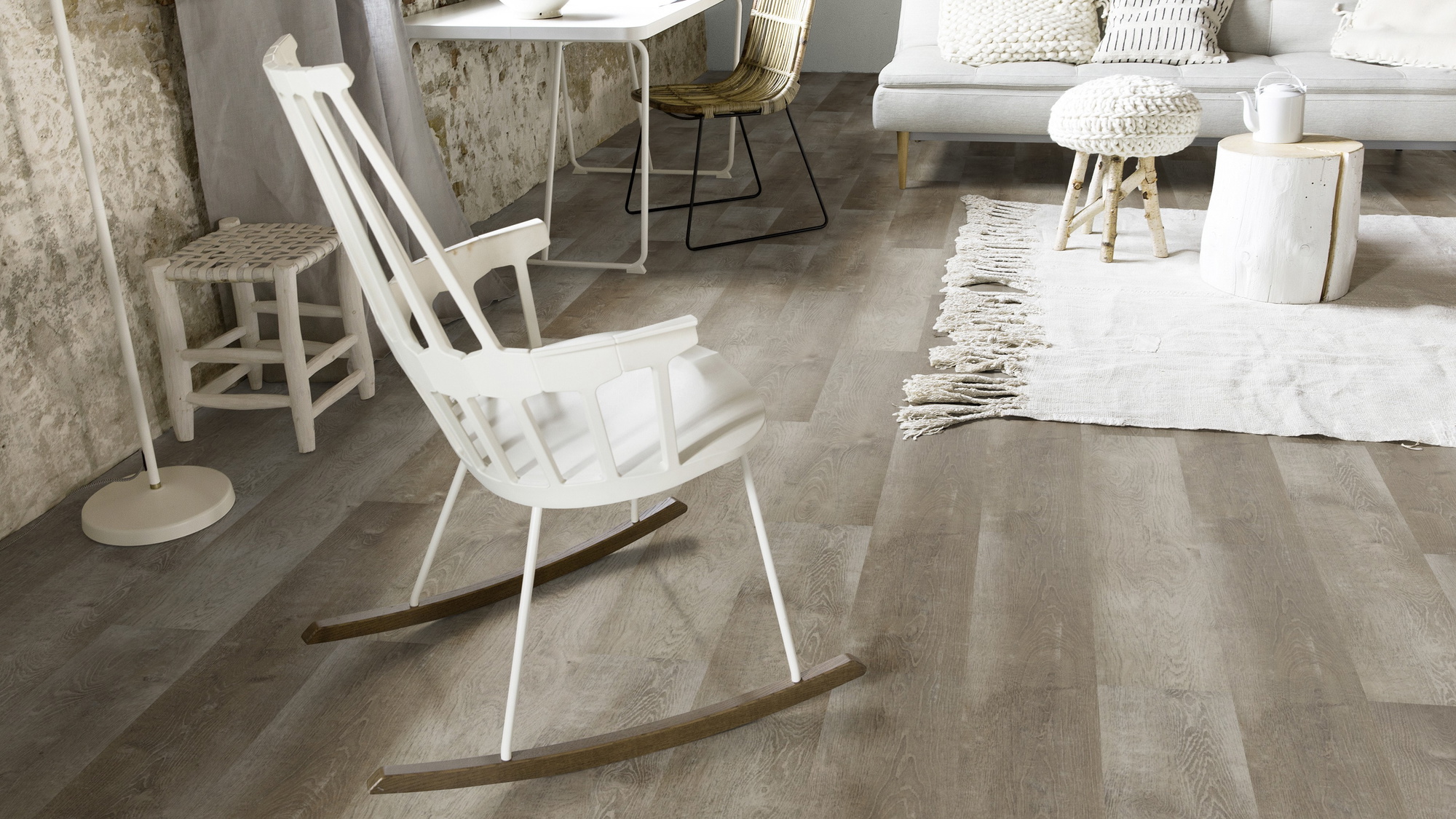 Milieubild Wohnzimmer mit Schaukelstuhl im skandinavischen Stil - Forbo Flooring Klebe-Vinyl Enduro Dryback Wood Natural Grey Oak Milieubild Wohnzimmer mit Schaukelstuhl im skandinavischen Stil - Forbo Flooring 217632