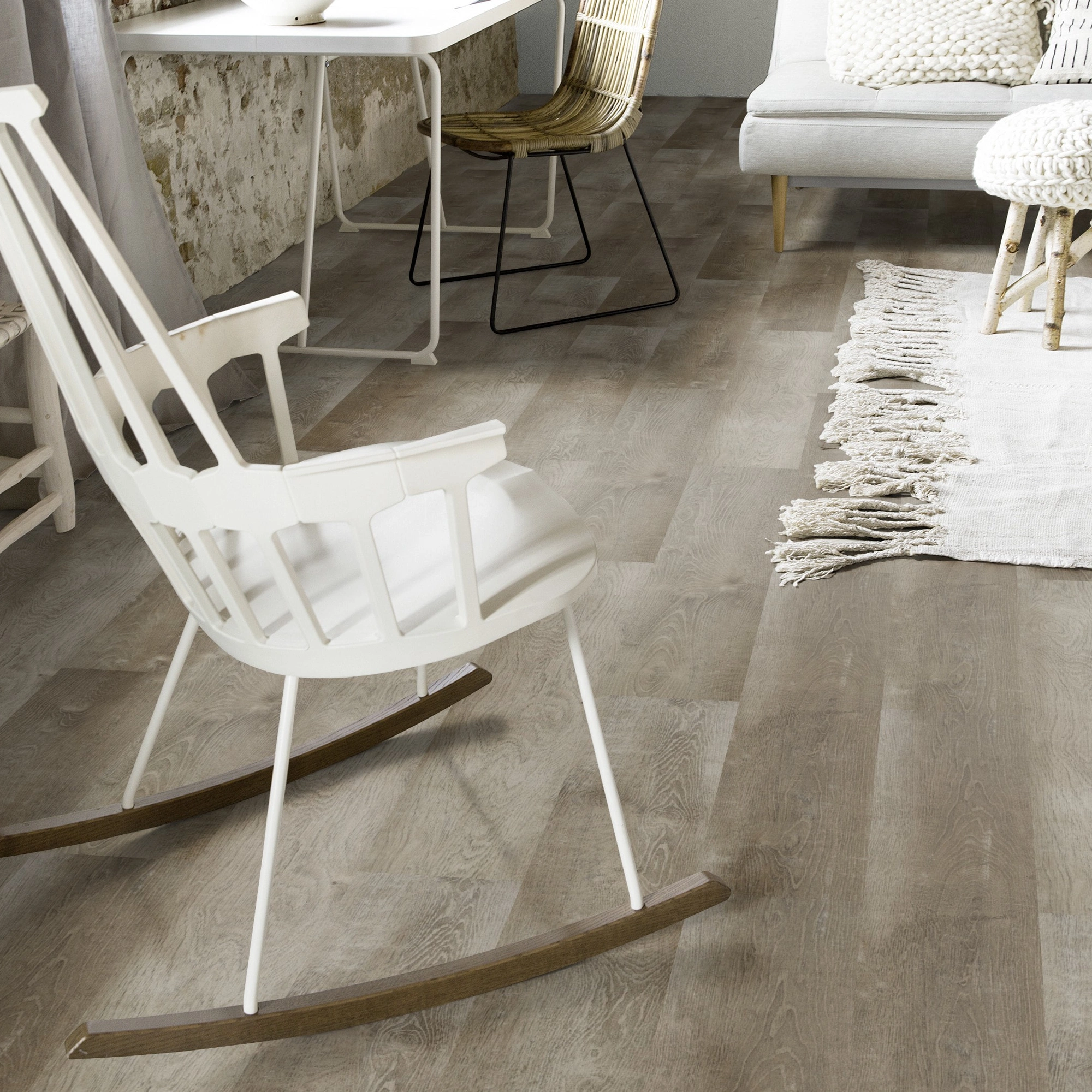 Milieubild Wohnzimmer mit Schaukelstuhl im skandinavischen Stil - Forbo Flooring Klebe-Vinyl Enduro Dryback Wood Natural Grey Oak Milieubild Wohnzimmer mit Schaukelstuhl im skandinavischen Stil - Forbo Flooring 217632