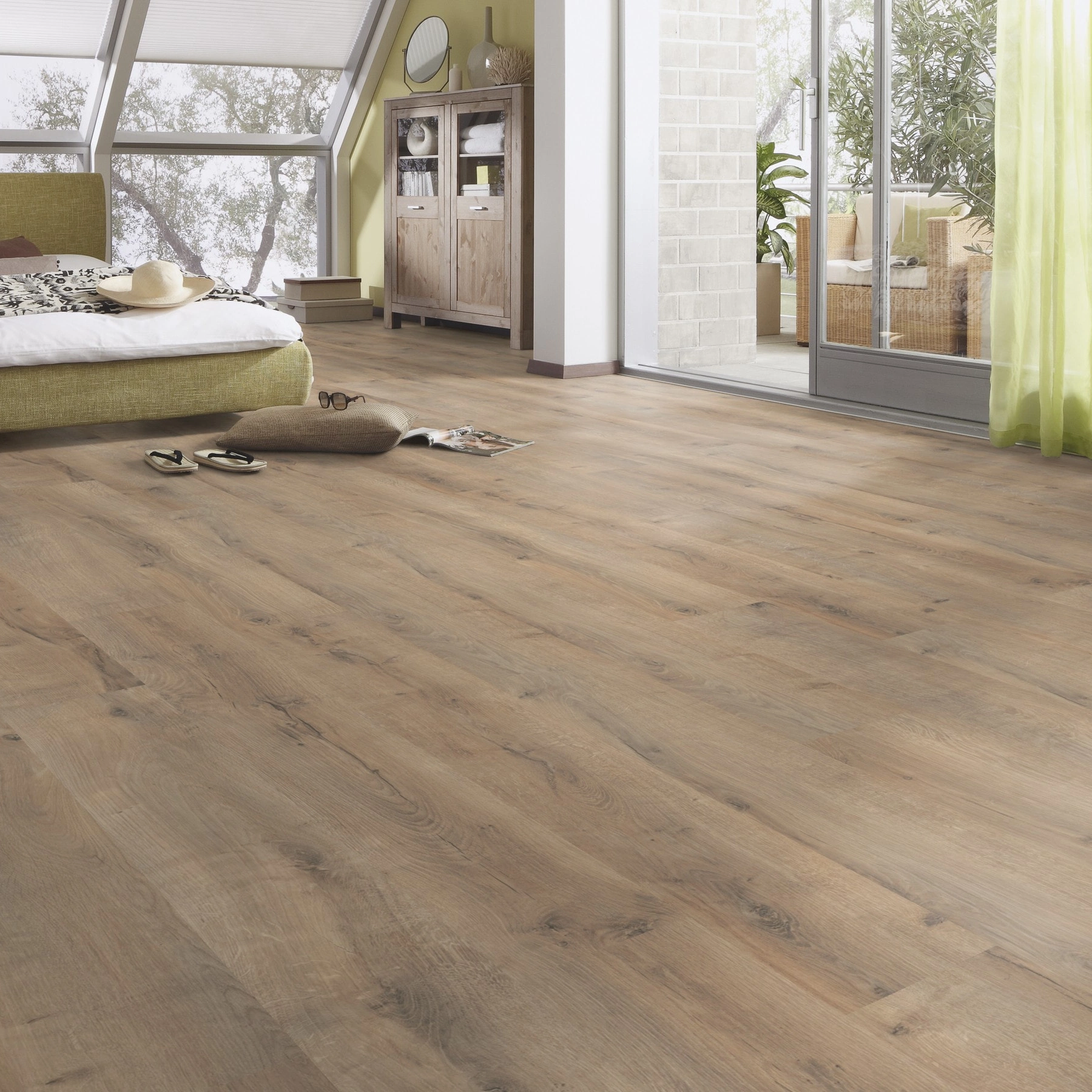 Milieubild Schlafzimmer im modernen Dachgeschoss - MEISTER Laminat LC 55 Risseiche Terra Milieubild Schlafzimmer im modernen Dachgeschoss - MEISTER 600012-1288198-06439