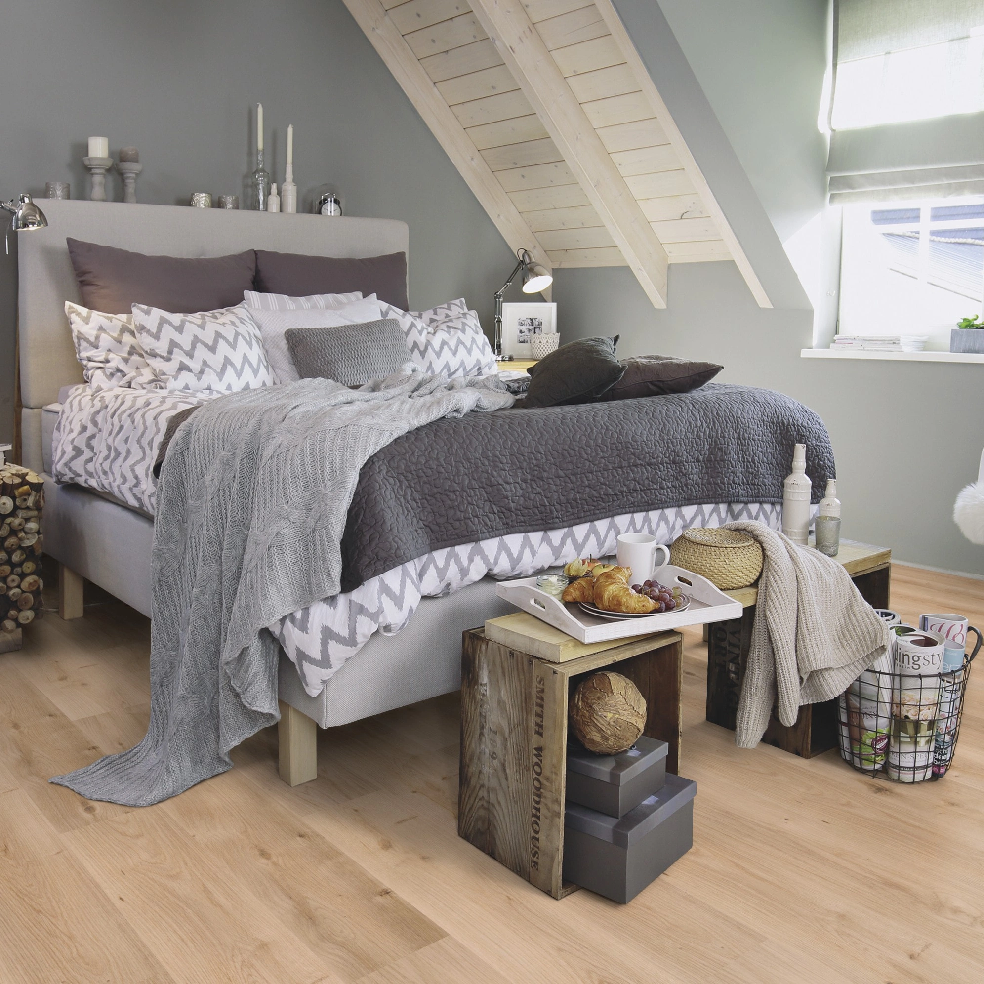 Milieubild Schlafzimmer im modernen Dachgeschoss - wineo Klick-Bioboden PURLINE wineo 1000 wood L Intensive Oak Honey Milieubild Schlafzimmer im modernen Dachgeschoss - wineo PLC299R