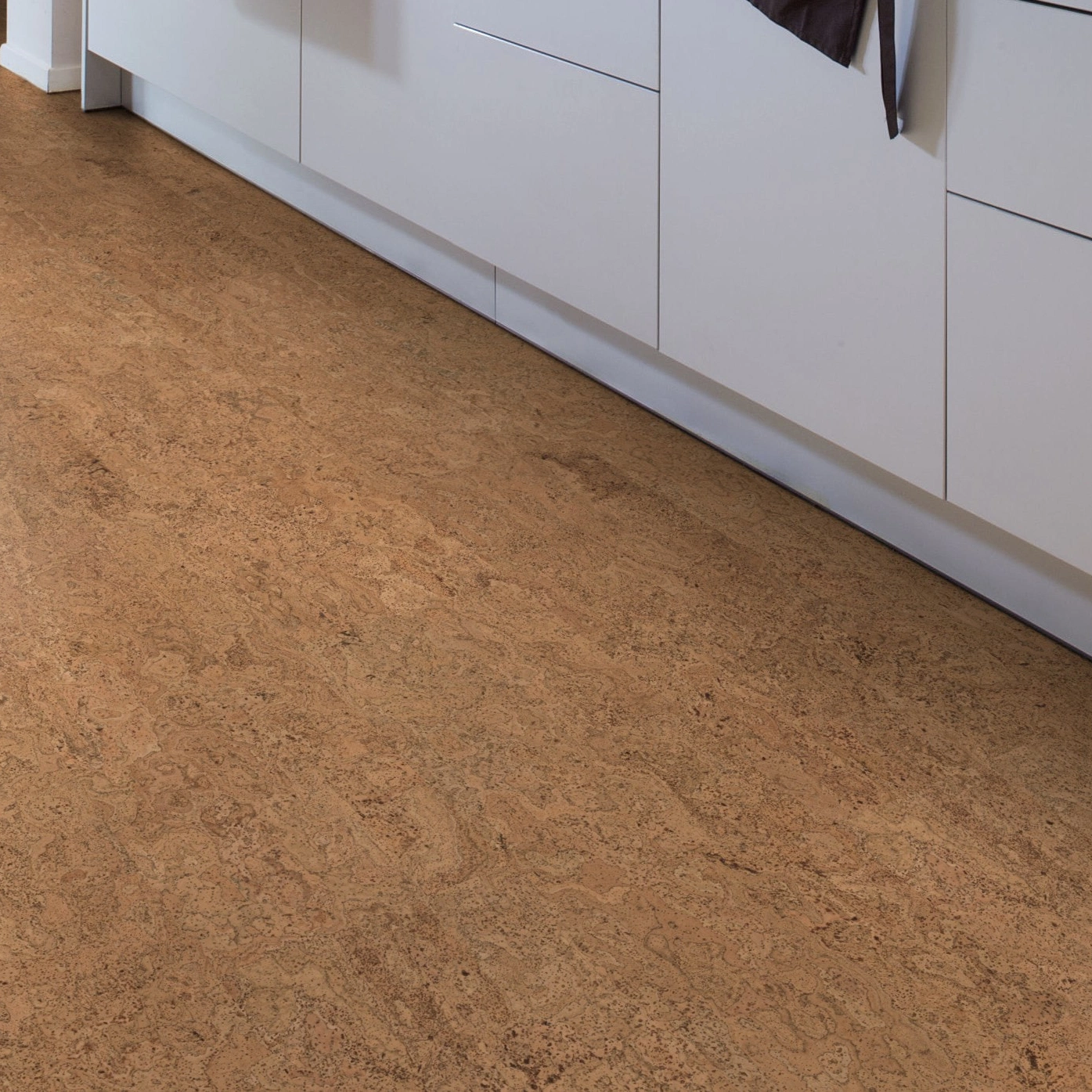 Milieubild Esszimmer mit Küchenblock - Wicanders Wise HDF Klick-Korkboden cork Essence Originals Symphony Milieubild Esszimmer mit Küchenblock - Wicanders Wise 80002241