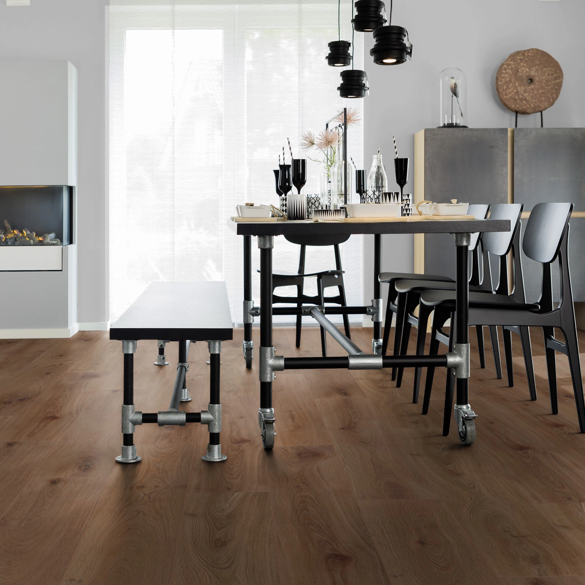 Milieubild Esszimmer mit Kamin - wineo HDF Klick-Bioboden PURLINE wineo 1000 wood XL Noble Oak Chocolate Milieubild Esszimmer mit Kamin - wineo MLP312R