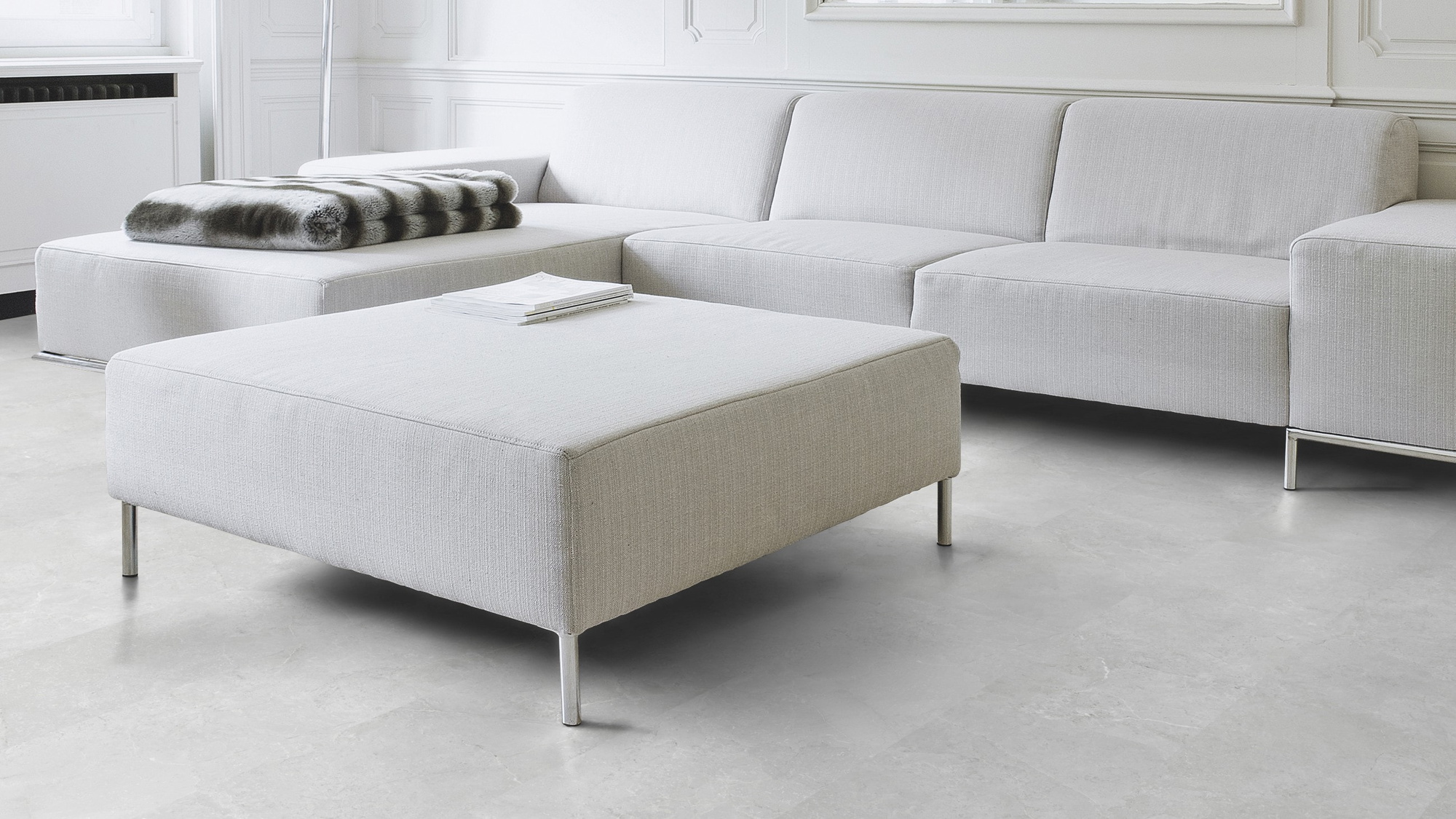 Milieubild Wohnzimmer mit Couch - Nahansicht - Wicanders Wise HDF Klick-Designboden stone Natural Minimal Stone White Milieubild Wohnzimmer mit Couch - Nahansicht - Wicanders Wise 80003893