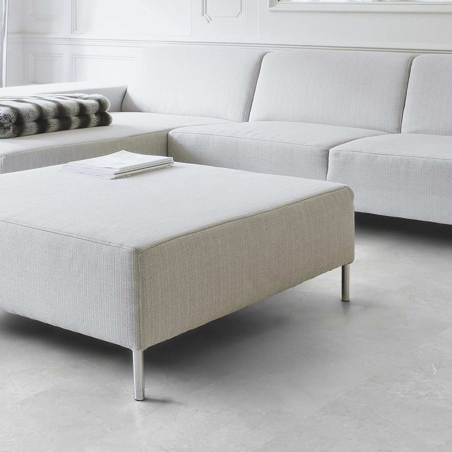 Milieubild Wohnzimmer mit Couch - Nahansicht - Wicanders Wise HDF Klick-Designboden stone Natural Minimal Stone White Milieubild Wohnzimmer mit Couch - Nahansicht - Wicanders Wise 80003893