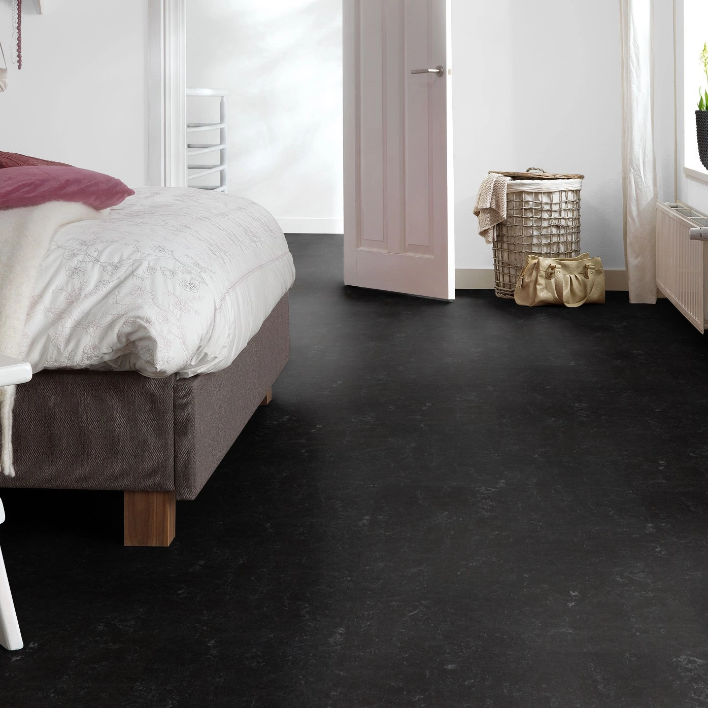 Milieubild Schlafzimmer mit Hocker - Forbo Flooring Marmoleum Click Raven Milieubild Schlafzimmer mit Hocker - Forbo Flooring 176493