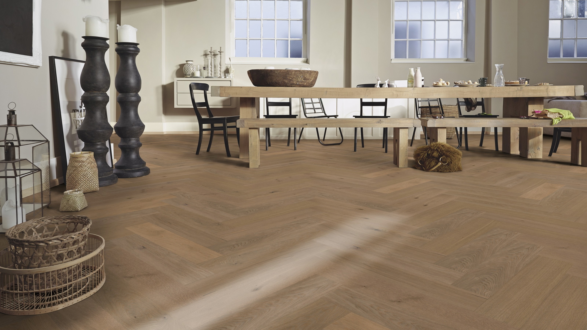 Milieubild Esszimmer mit großem Tisch - MEISTER Holzboden HS 500 Lindura Eiche classic greige Milieubild Esszimmer mit großem Tisch - MEISTER 500010-0700140-08931