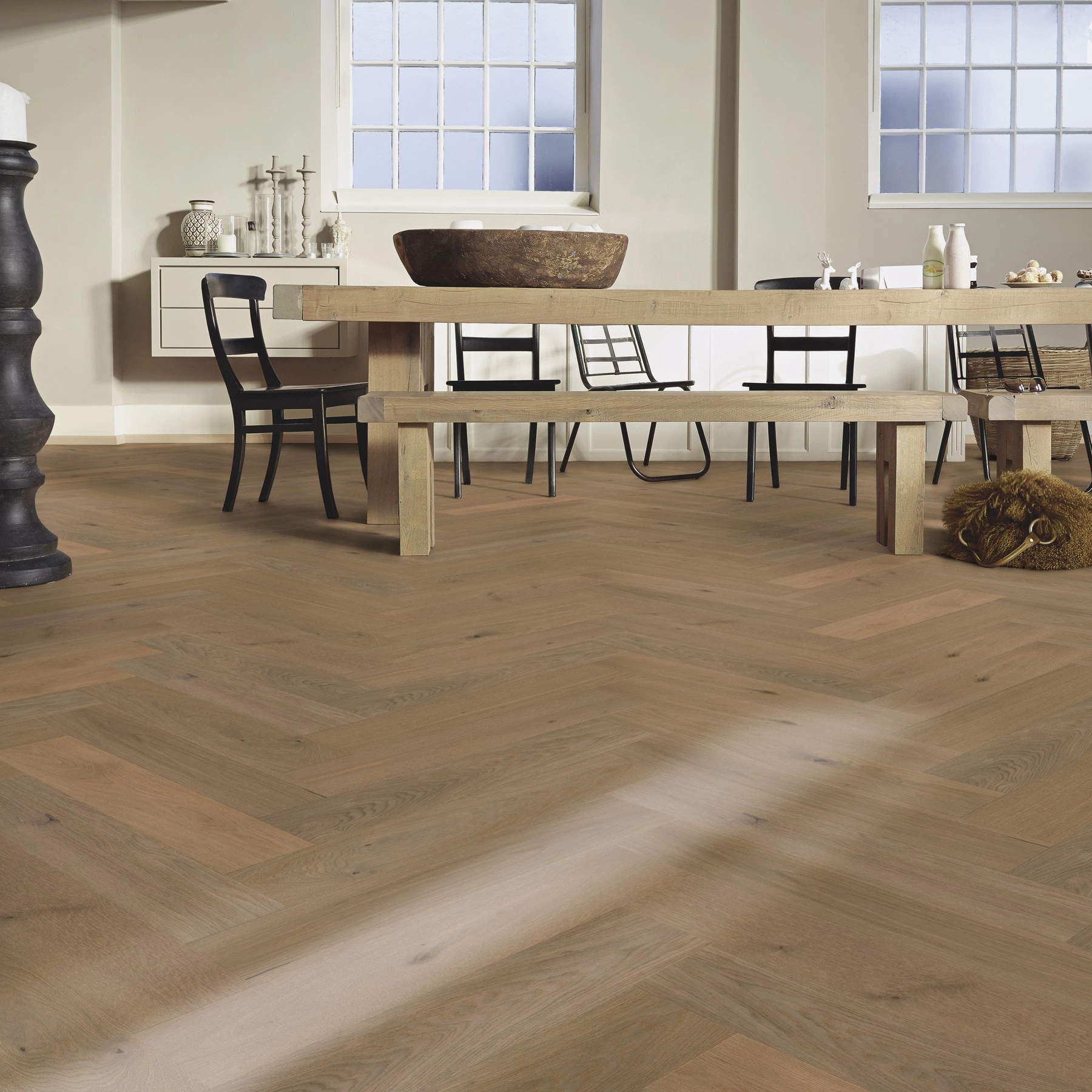 Milieubild Esszimmer mit großem Tisch - MEISTER Holzboden HS 500 Lindura Eiche classic greige Milieubild Esszimmer mit großem Tisch - MEISTER 500010-0700140-08931