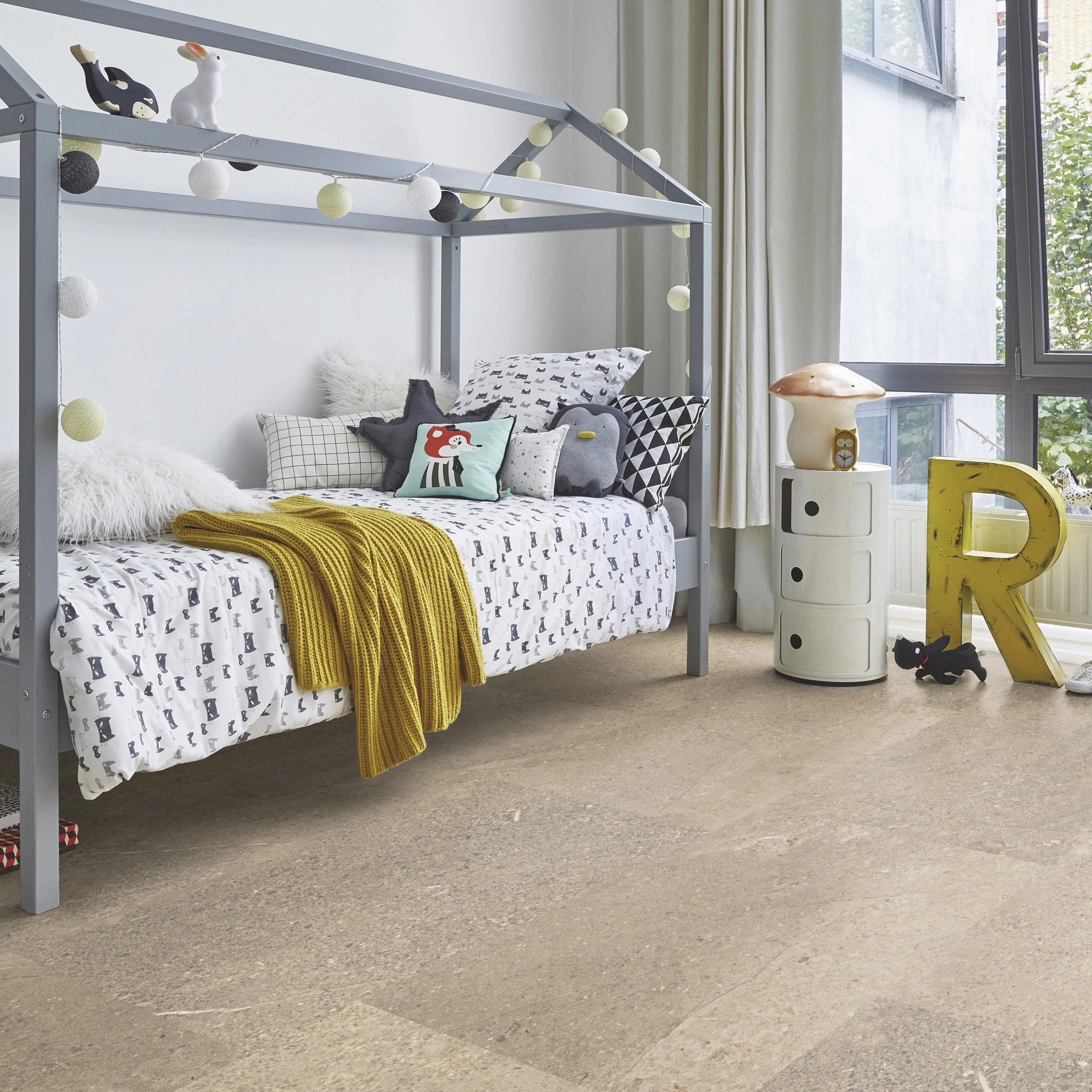 Milieubild Kinderschlafzimmer mit Bett im Hausdesign - Tarkett Rigid Klick-Vinyl iD Click Ultimate 70 NATURALS Sediment Beige Milieubild Kinderschlafzimmer mit Bett im Hausdesign - Tarkett 260008037