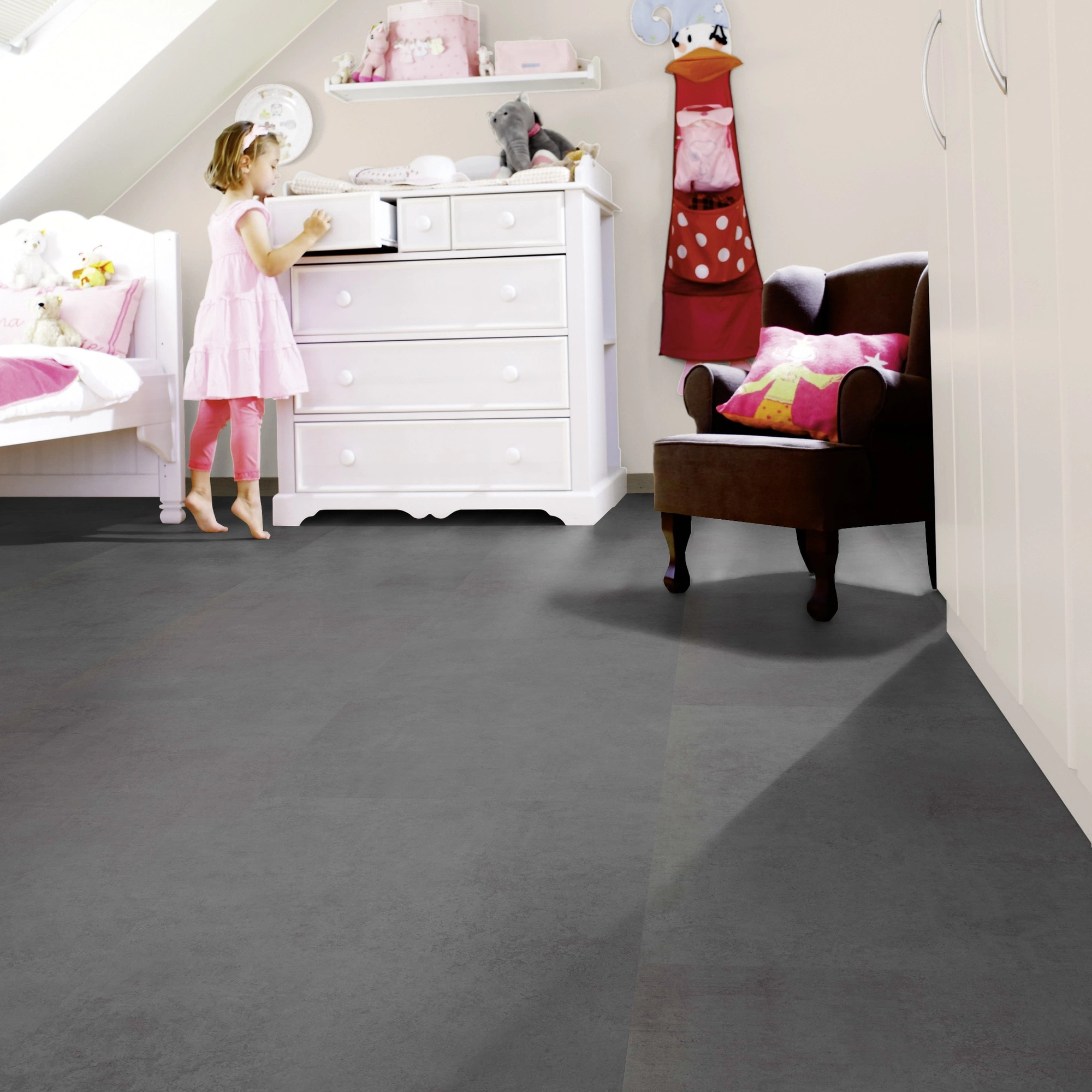 Milieubild Kinderzimmer mit weißer Kommode - wineo Klebe-Bioboden PURLINE wineo 1500 stone XL Portland Concrete Dark Milieubild Kinderzimmer mit weißer Kommode - wineo PL15406SXL