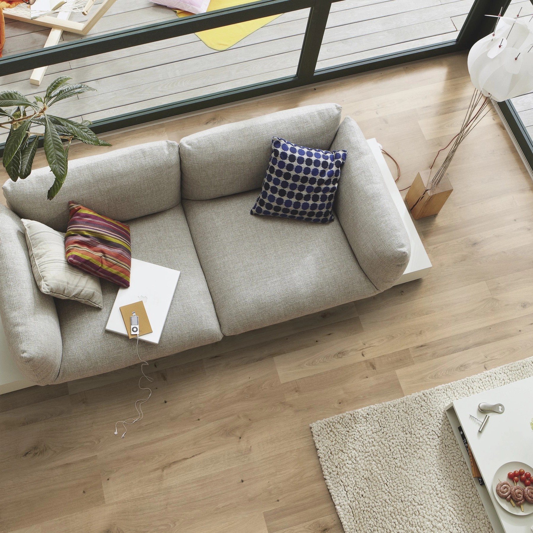 Milieubild Wohnzimmer im Wintergarten - Blick von oben - MEISTER Laminat LC 55 Natural Oak Milieubild Wohnzimmer im Wintergarten - Blick von oben - MEISTER 600012-1288198-06675