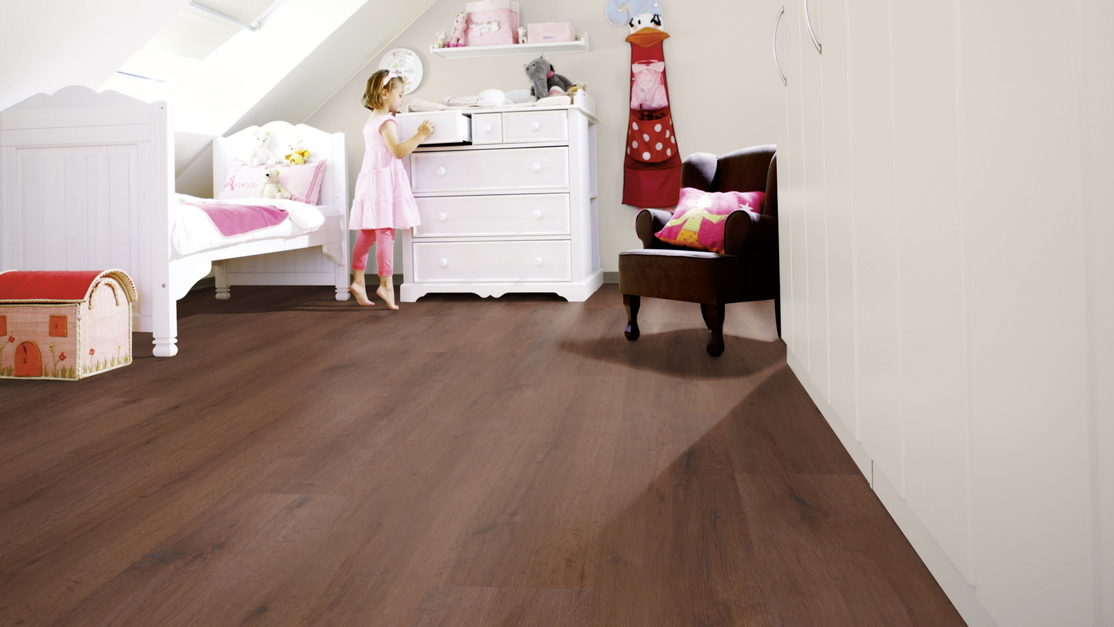 Milieubild Kinderzimmer mit weißer Kommode - wineo PLC316R