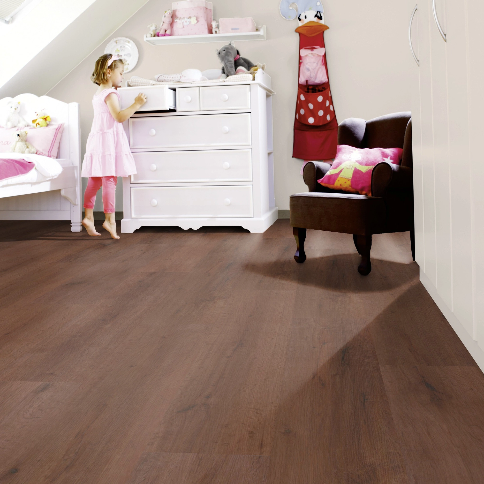 Milieubild Kinderzimmer mit weißer Kommode - wineo Klick-Bioboden PURLINE wineo 1000 wood XL Rustic Oak Coffee Milieubild Kinderzimmer mit weißer Kommode - wineo PLC316R