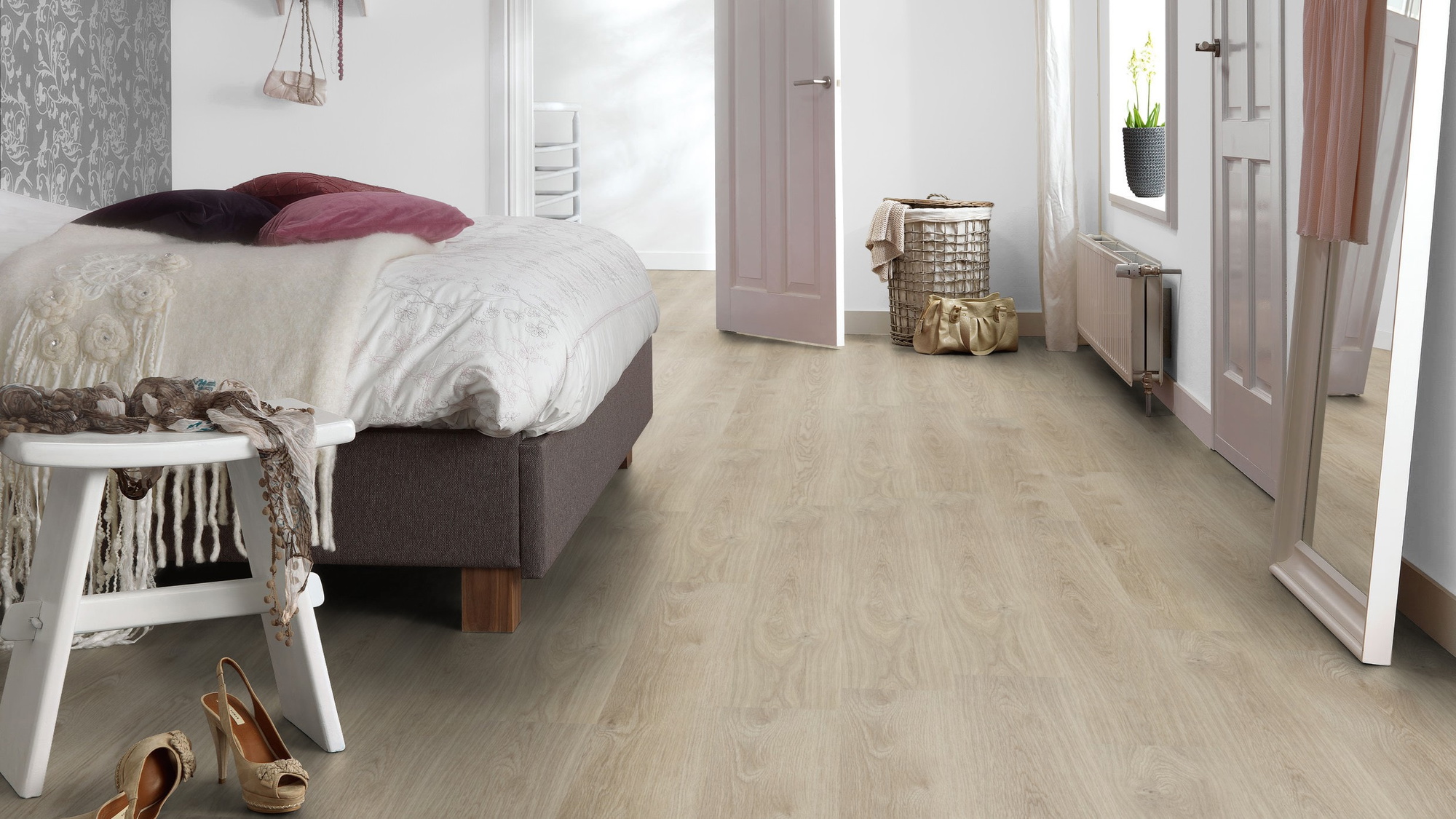 Milieubild Schlafzimmer mit Hocker - Forbo Flooring Klebe-Vinyl Enduro Dryback Wood Washed Oak Milieubild Schlafzimmer mit Hocker - Forbo Flooring 217618