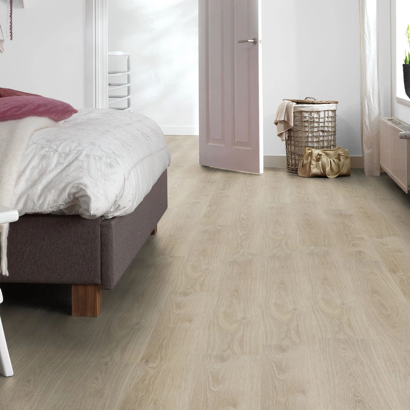 Milieubild Schlafzimmer mit Hocker - Forbo Flooring Klebe-Vinyl Enduro Dryback Wood Washed Oak Milieubild Schlafzimmer mit Hocker - Forbo Flooring 217618