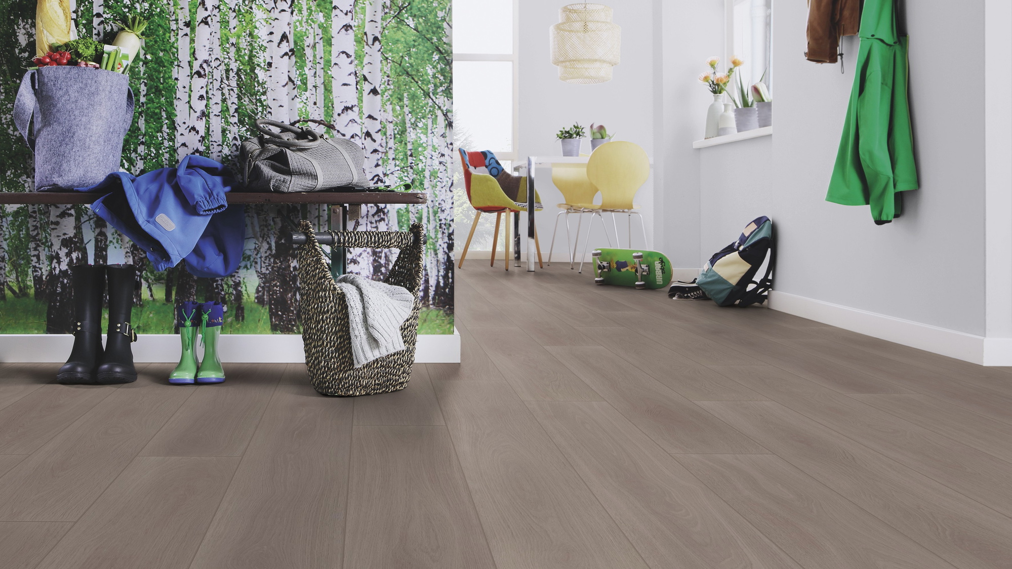 Milieubild Esszimmer mit Flur und Sitzbank - wineo Klebe-Bioboden PURLINE wineo 1000 wood XL Calm Oak Ash Milieubild Esszimmer mit Flur und Sitzbank - wineo PL308R