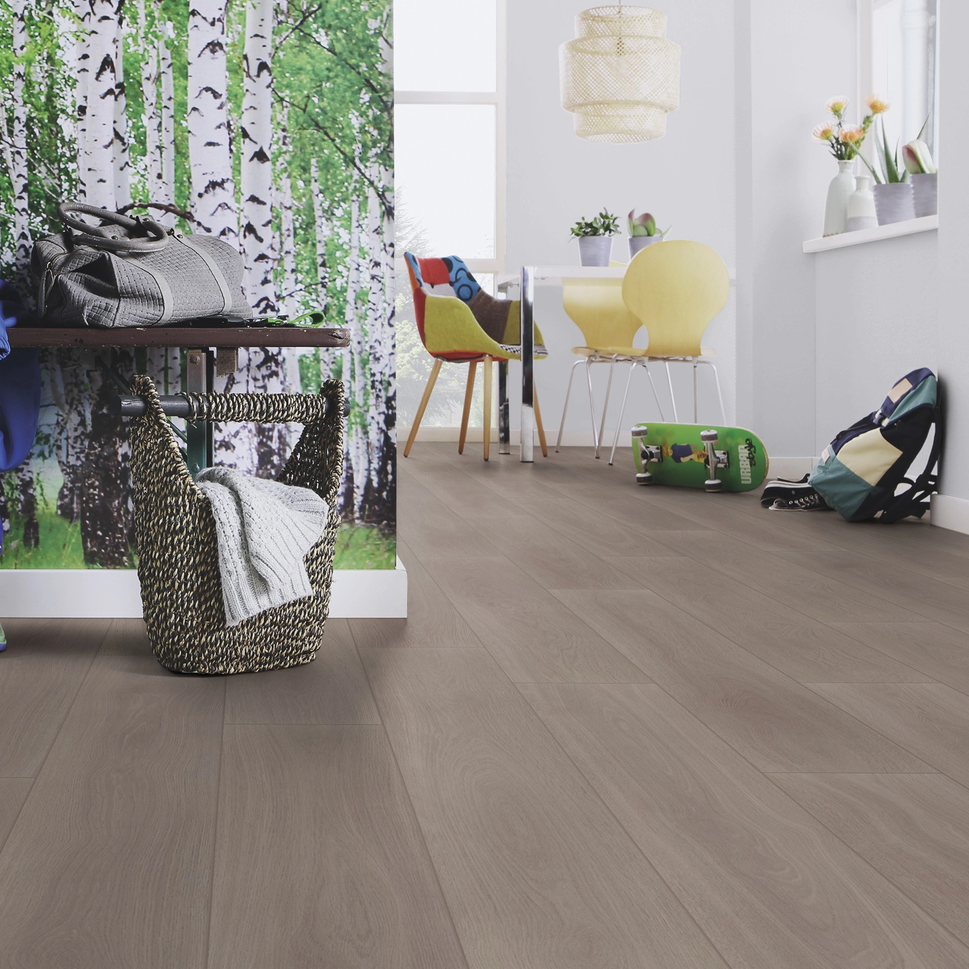 Milieubild Esszimmer mit Flur und Sitzbank - wineo Klebe-Bioboden PURLINE wineo 1000 wood XL Calm Oak Ash Milieubild Esszimmer mit Flur und Sitzbank - wineo PL308R