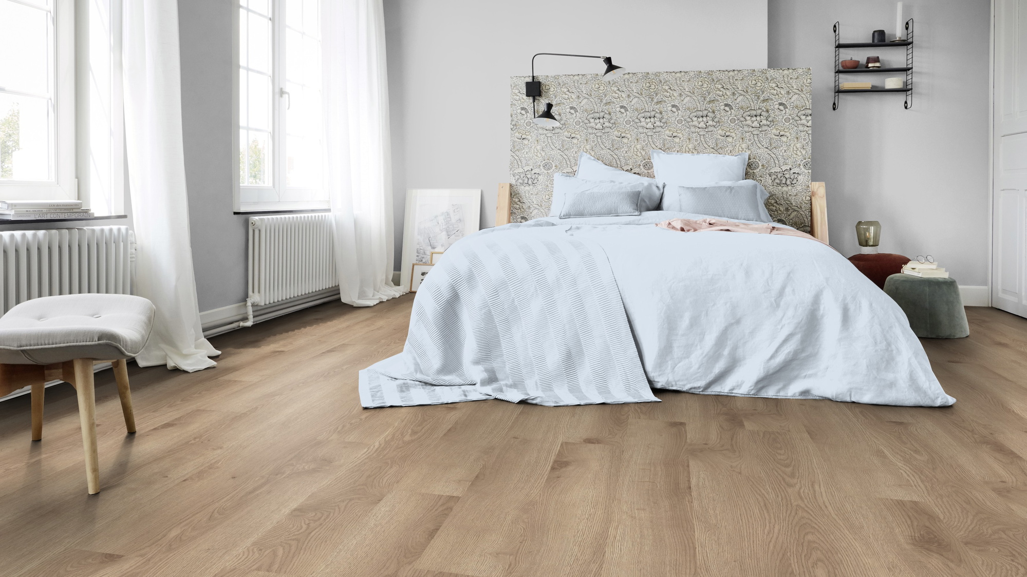 Milieubild Schlafzimmer in Stadtwohnung - Tarkett Klebe-Vinyl iD Inspiration 30 CLASSICS Contemporary Oak Natural Milieubild Schlafzimmer in Stadtwohnung - Tarkett 24524019